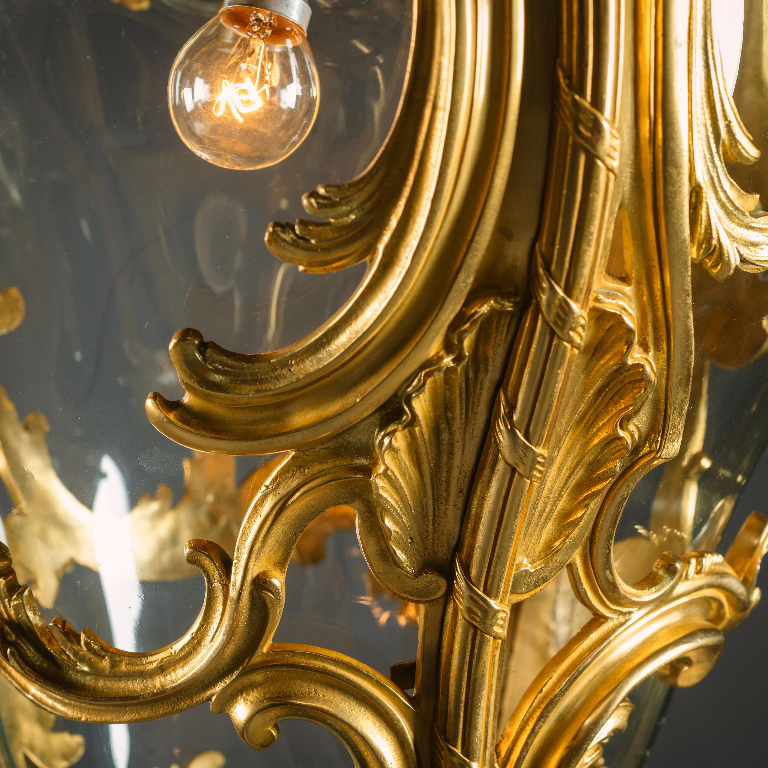 Eine große vergoldete Bronze-Hallenlaterne im Rokoko-Stil.

Diese großartige, palastartige Laterne ist fein aus vergoldeter Bronze gegossen. Sie ist mit asymmetrischen C-Rollen, geschwungenen Akanthusblättern und durchbrochenen Rocaille-Ornamenten