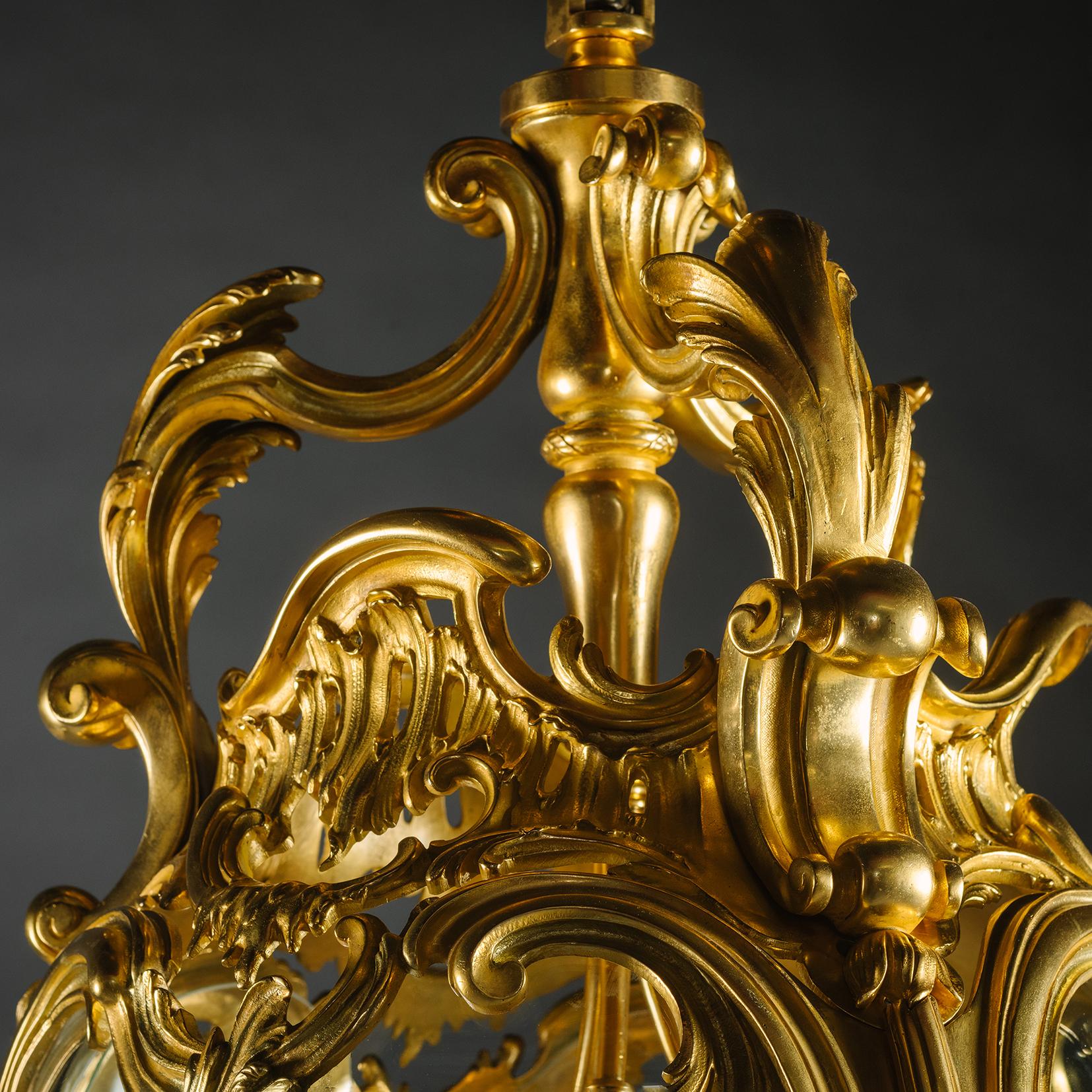 Rococo  Lanterne d'entrée de style rococo en bronze doré en vente