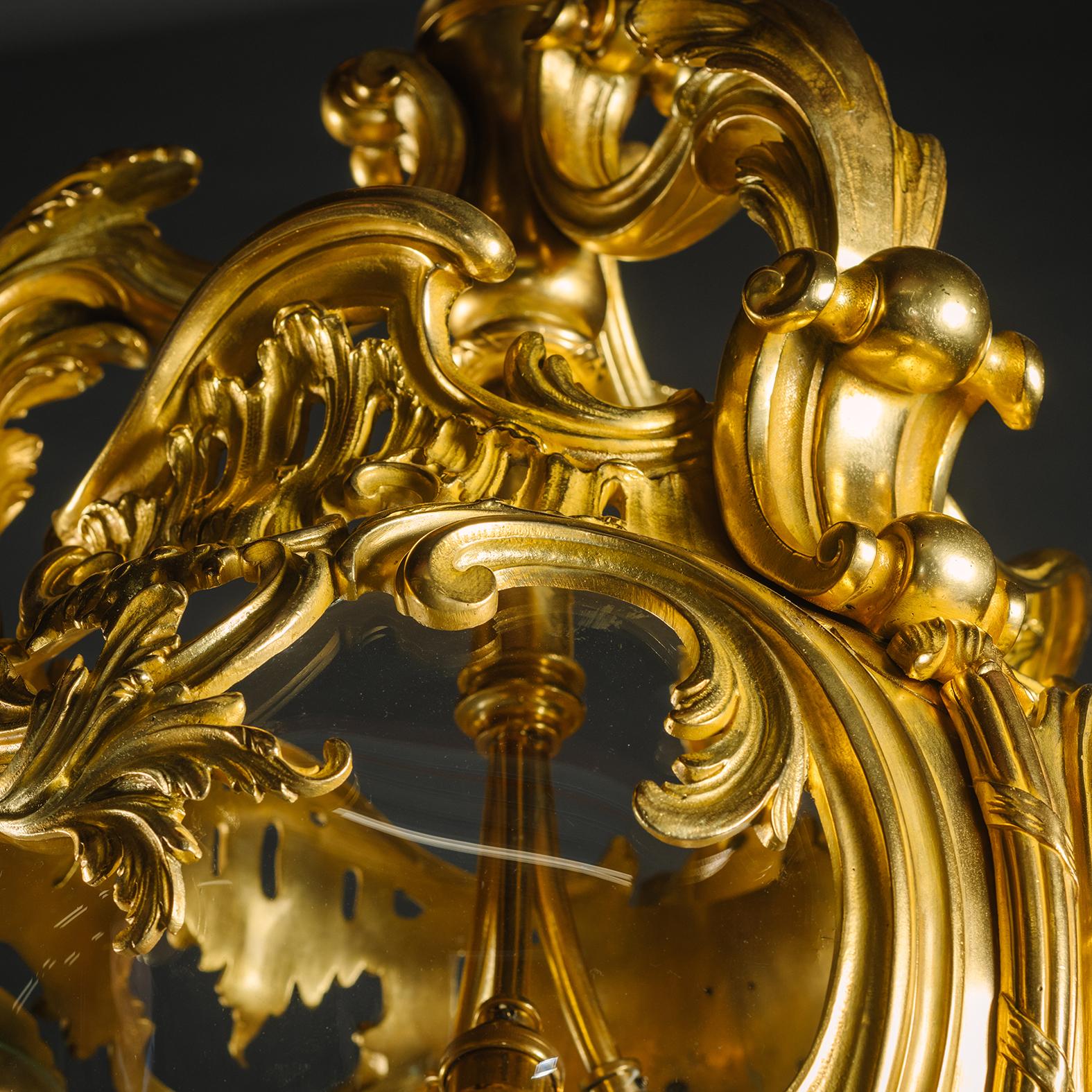 Bronze doré  Lanterne d'entrée de style rococo en bronze doré en vente
