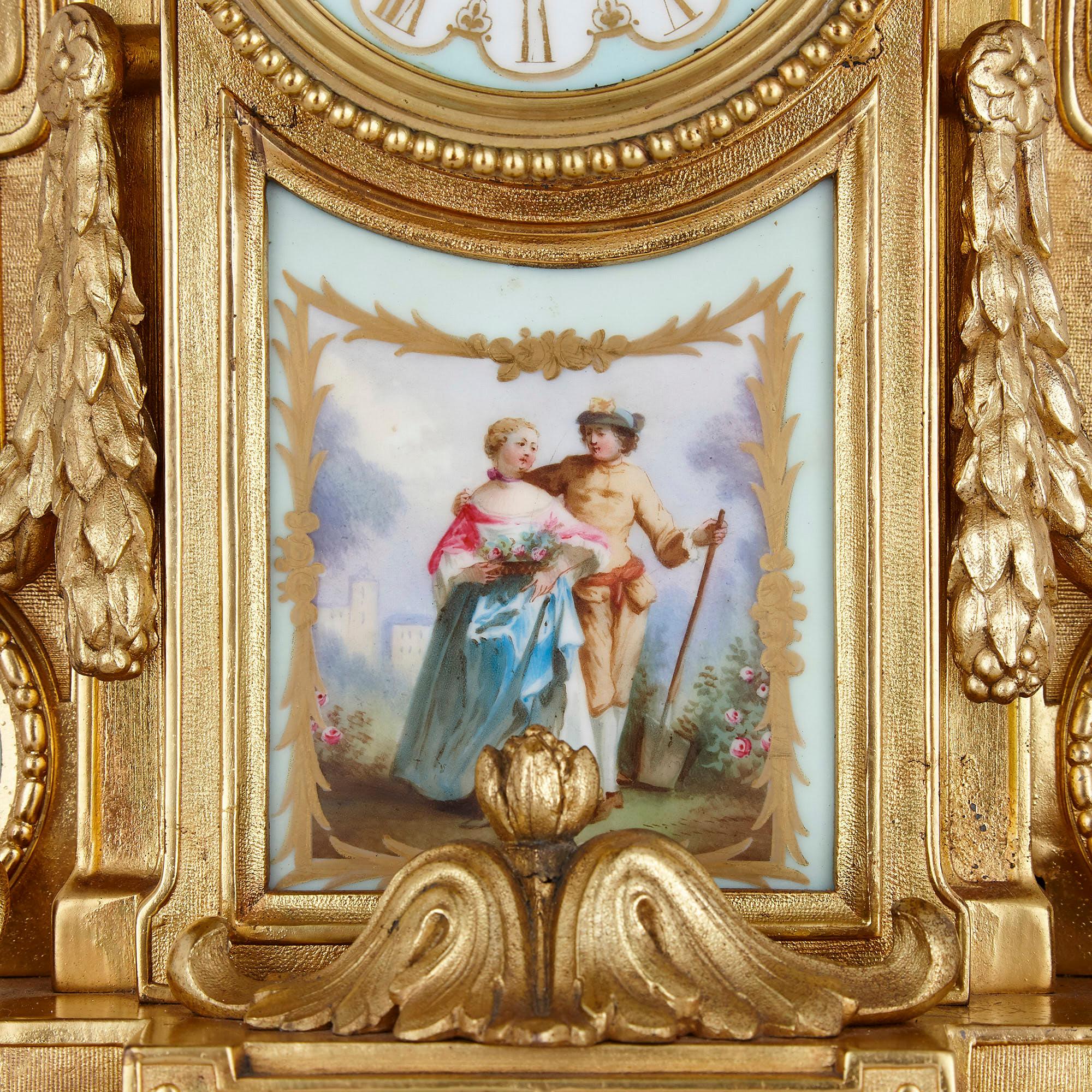 Français Pendule de cheminée de style rococo en bronze doré avec plaques en porcelaine de style Svres en vente