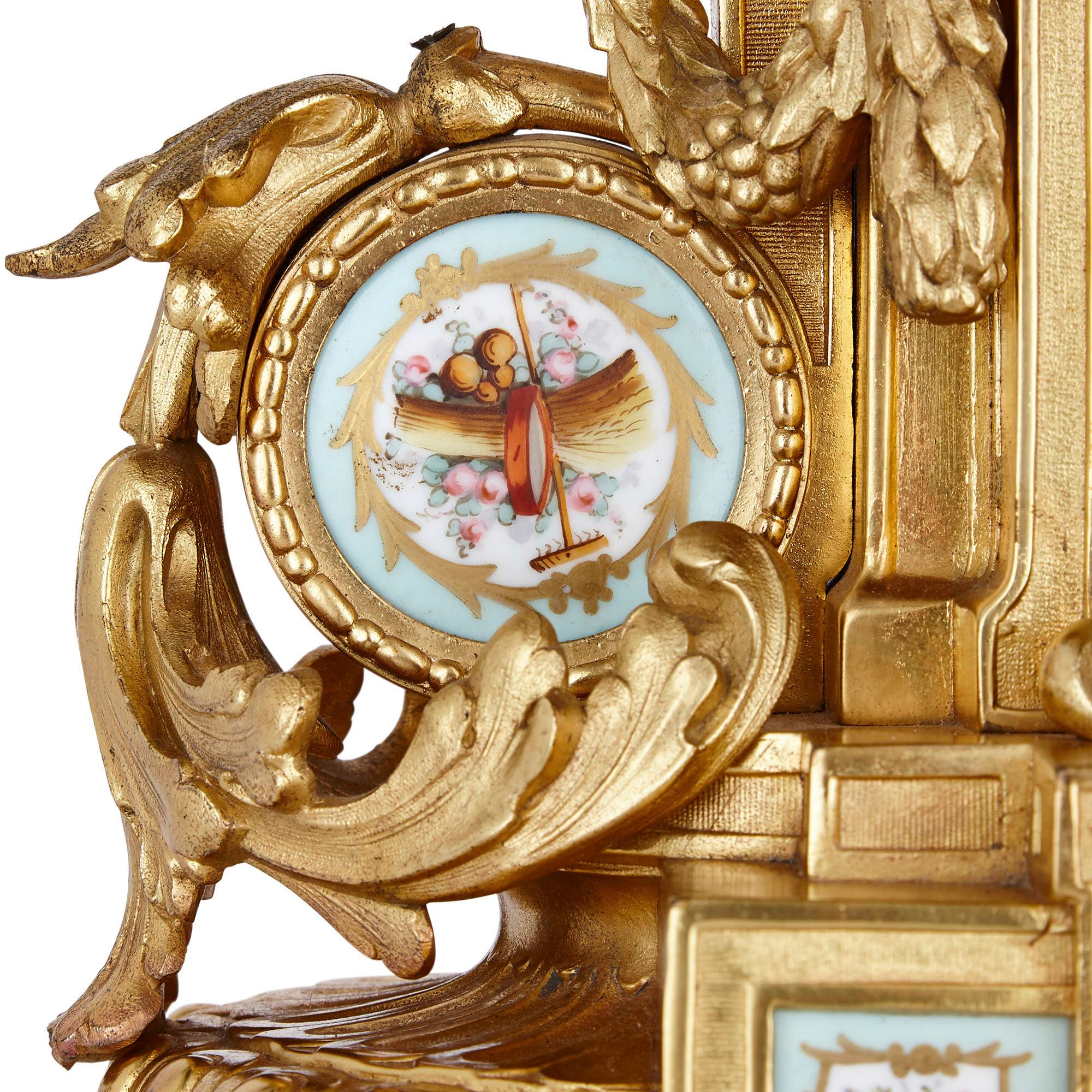 Kaminuhr im Rokoko-Stil aus vergoldeter Bronze mit Porzellanplaketten im Svres-Stil (Vergoldet) im Angebot