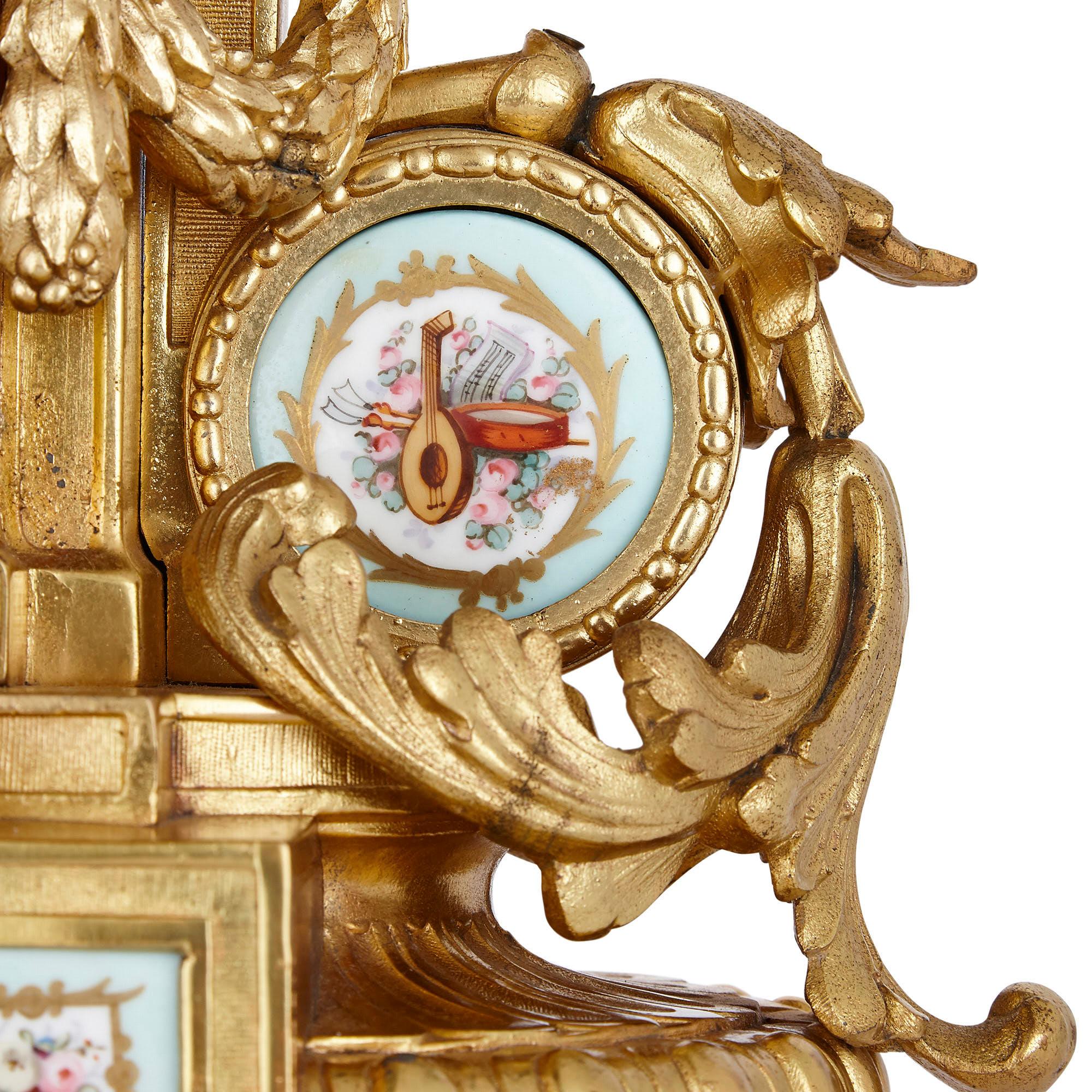 Kaminuhr im Rokoko-Stil aus vergoldeter Bronze mit Porzellanplaketten im Svres-Stil im Zustand „Gut“ im Angebot in London, GB