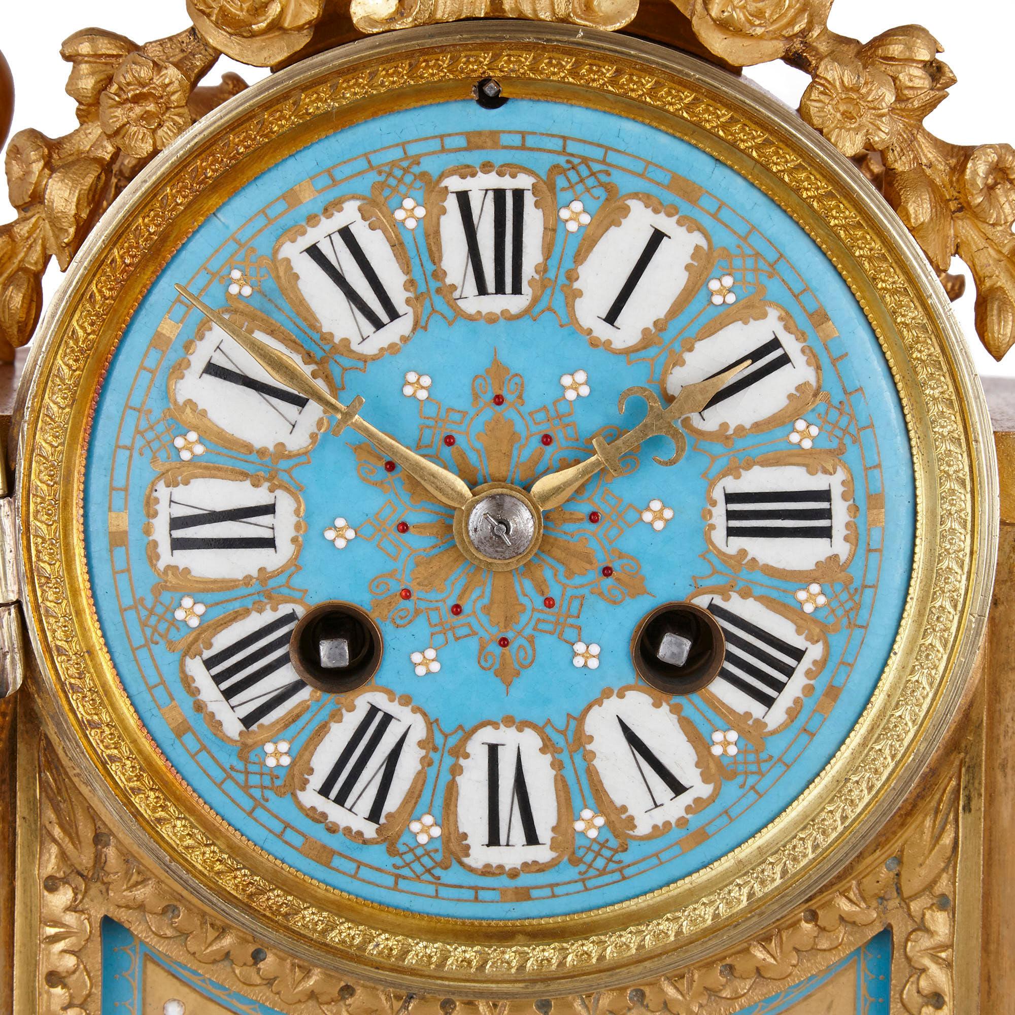 Uhren-Garnitur aus vergoldeter Bronze im Rokoko-Stil aus Porzellan (Französisch) im Angebot