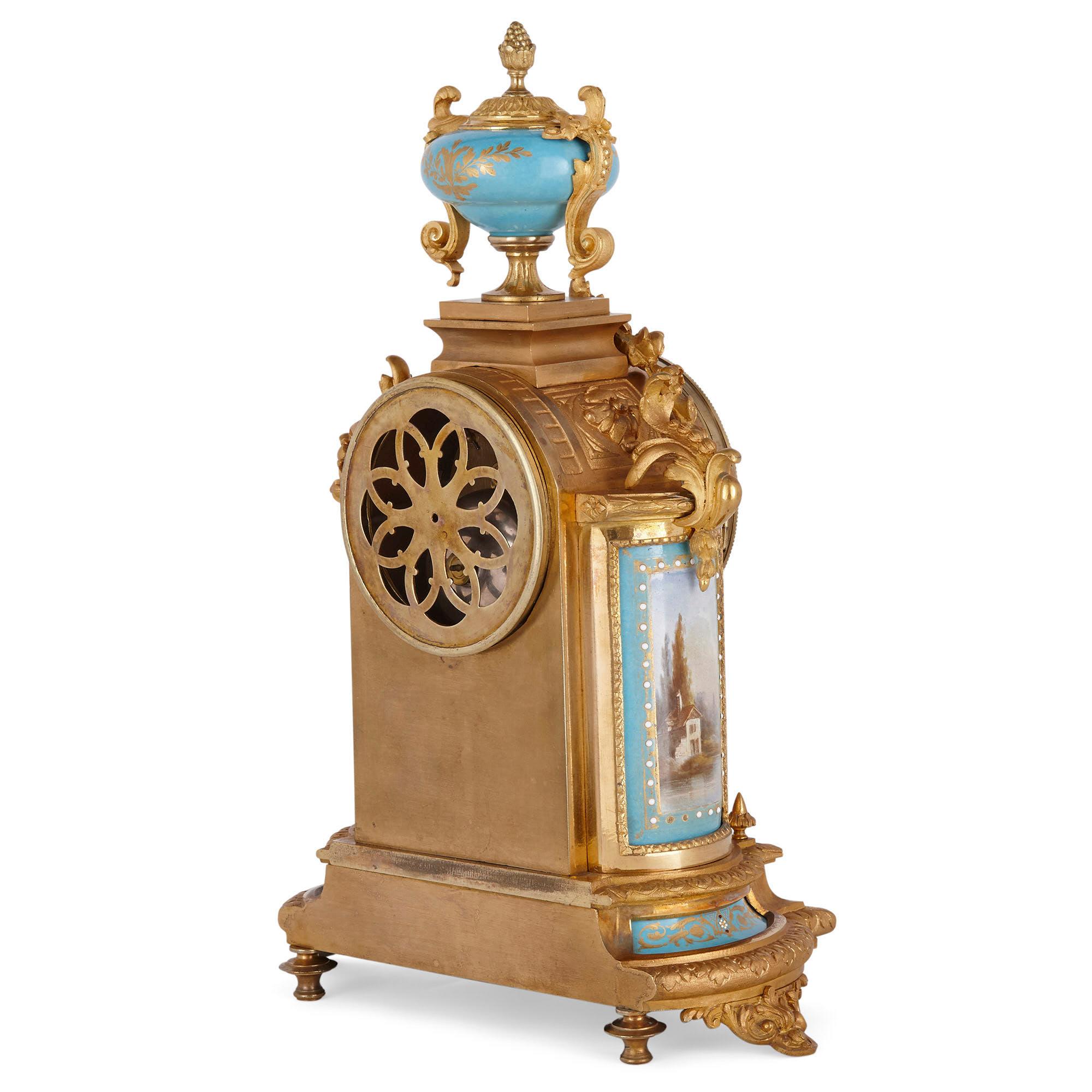Uhren-Garnitur aus vergoldeter Bronze im Rokoko-Stil aus Porzellan (19. Jahrhundert) im Angebot
