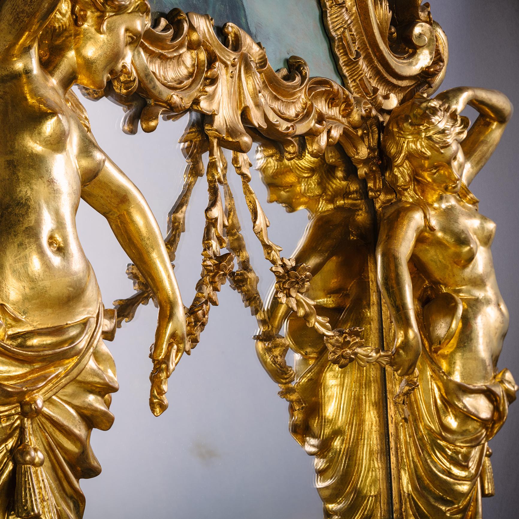 Ein feiner großer Giltwood Trumeau-Spiegel mit figuralen Stützen.  

Dieser eindrucksvolle und hohe Trumeau-Spiegel hat einen geformten, geschwungenen Wappenaufsatz über einer gemalten Tafel, die eine Nymphe mit einem Pfeil darstellt. Die