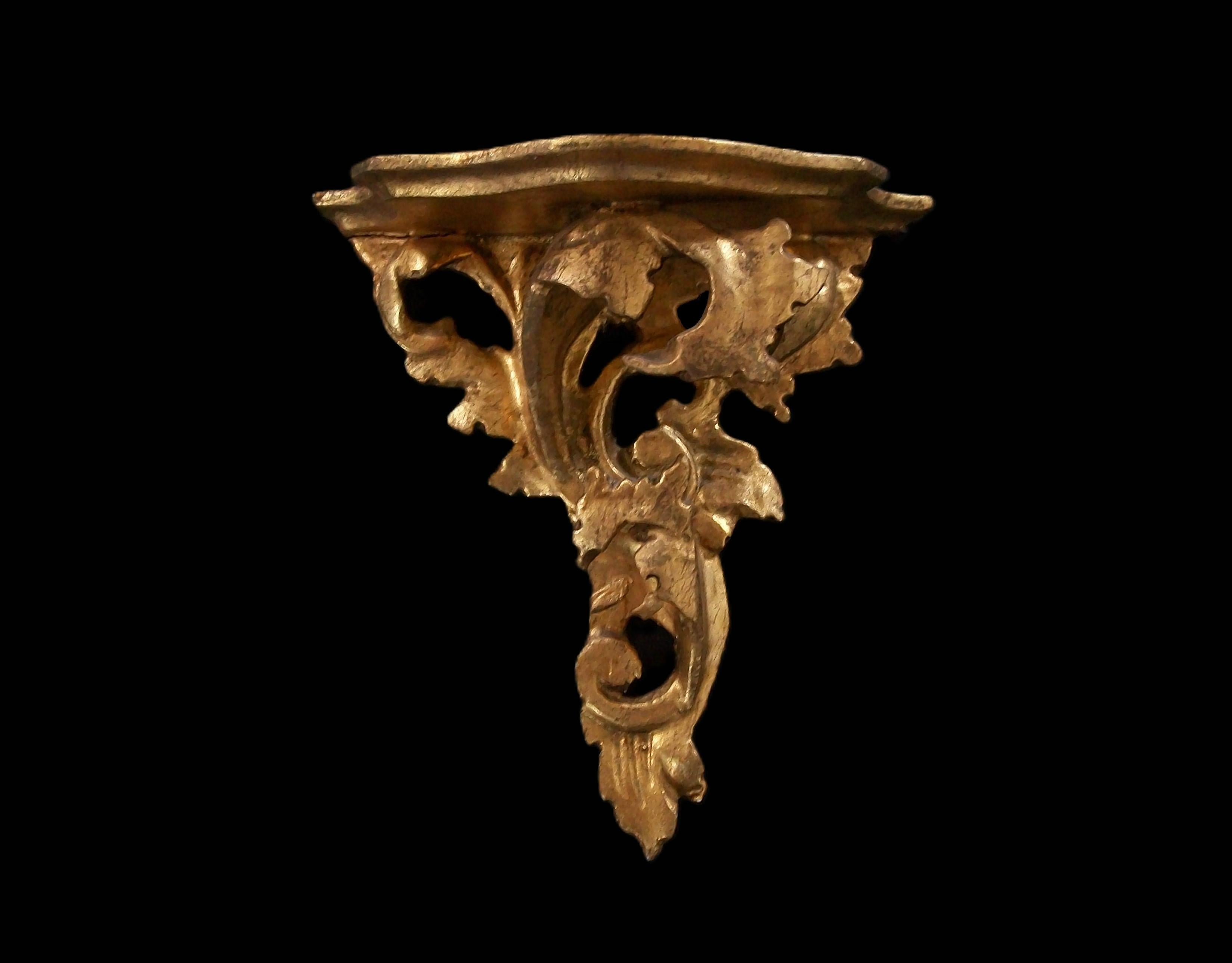 Rokoko-Stil Giltwood Wandhalterung oder Regal - Hand geschnitzt - Italien - Circa 1950's im Angebot 3