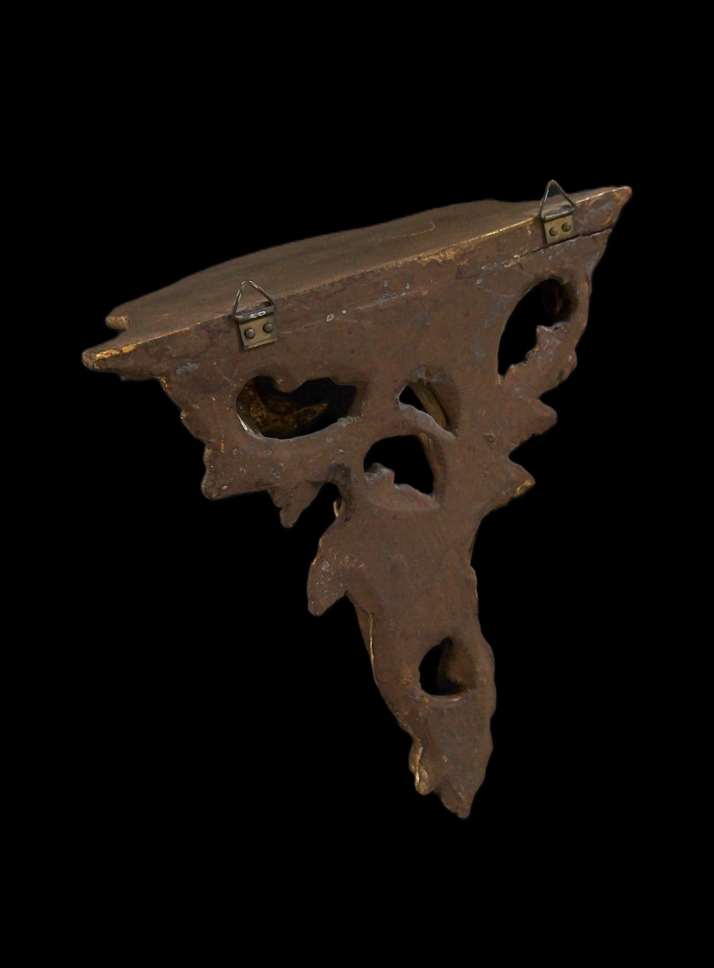 Rokoko-Stil Giltwood Wandhalterung oder Regal - Hand geschnitzt - Italien - Circa 1950's im Angebot 4