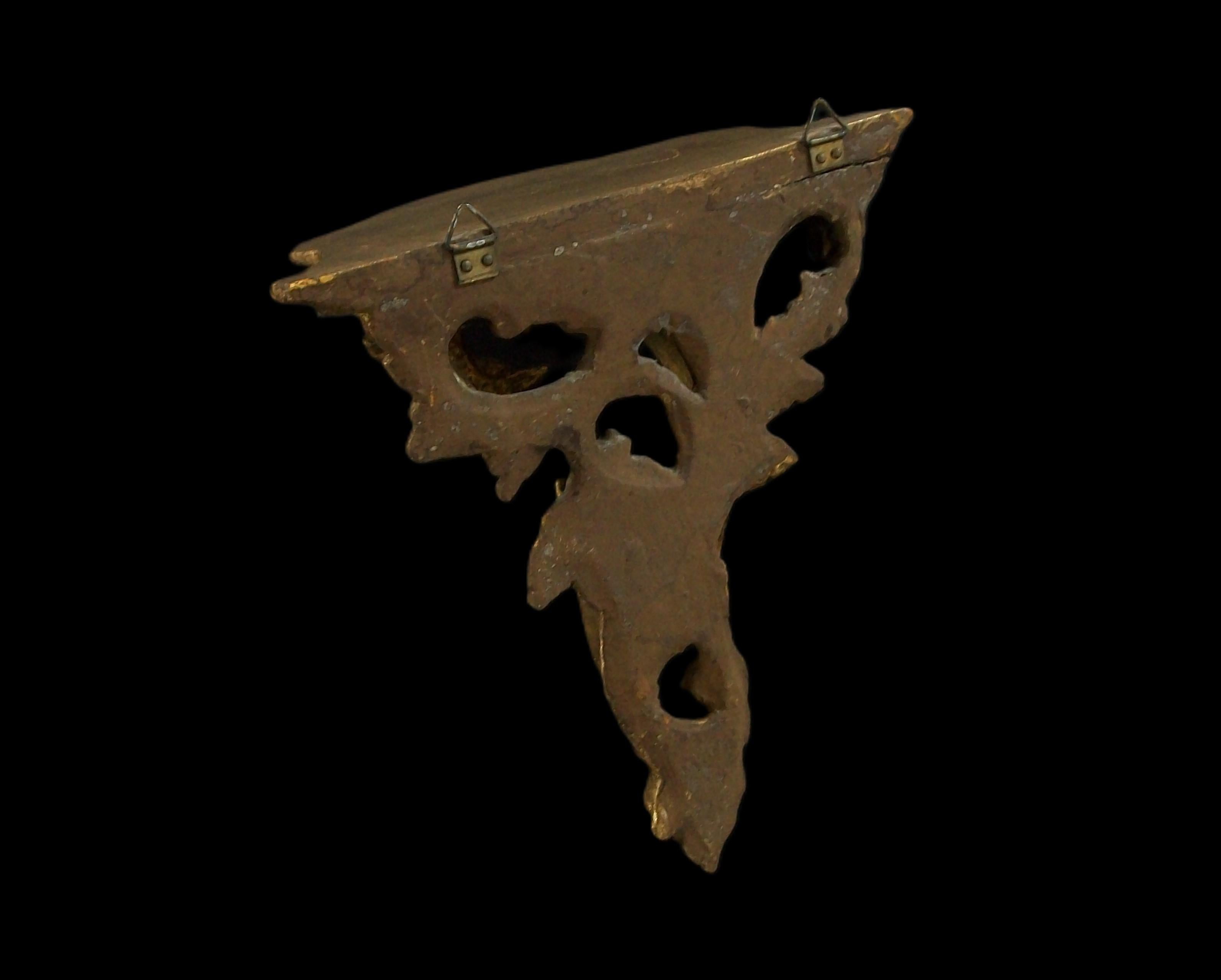 Rokoko-Stil Giltwood Wandhalterung oder Regal - Hand geschnitzt - Italien - Circa 1950's im Angebot 5