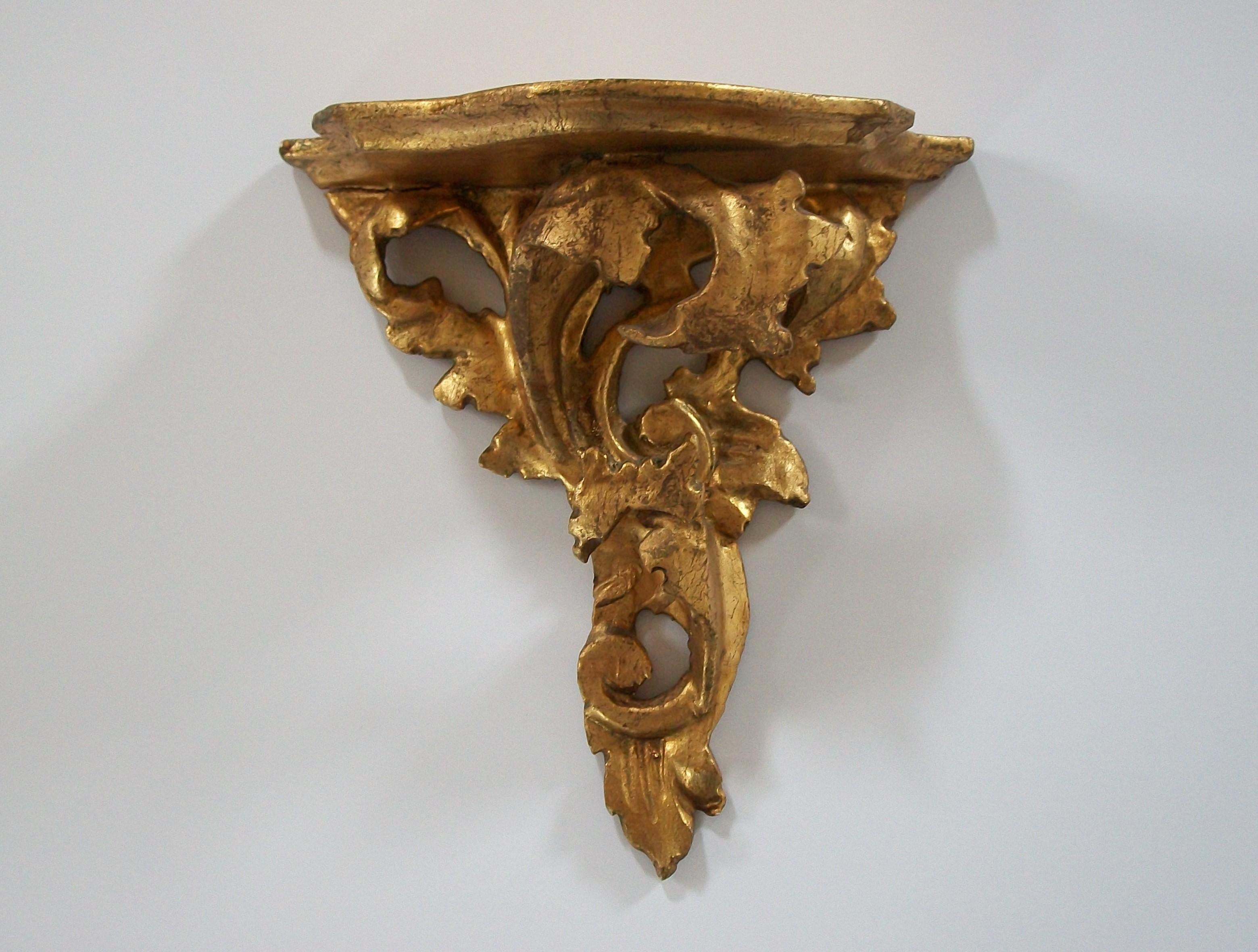 Rokoko-Stil Giltwood Wandhalterung oder Regal - Hand geschnitzt - Italien - Circa 1950's (Italienisch) im Angebot