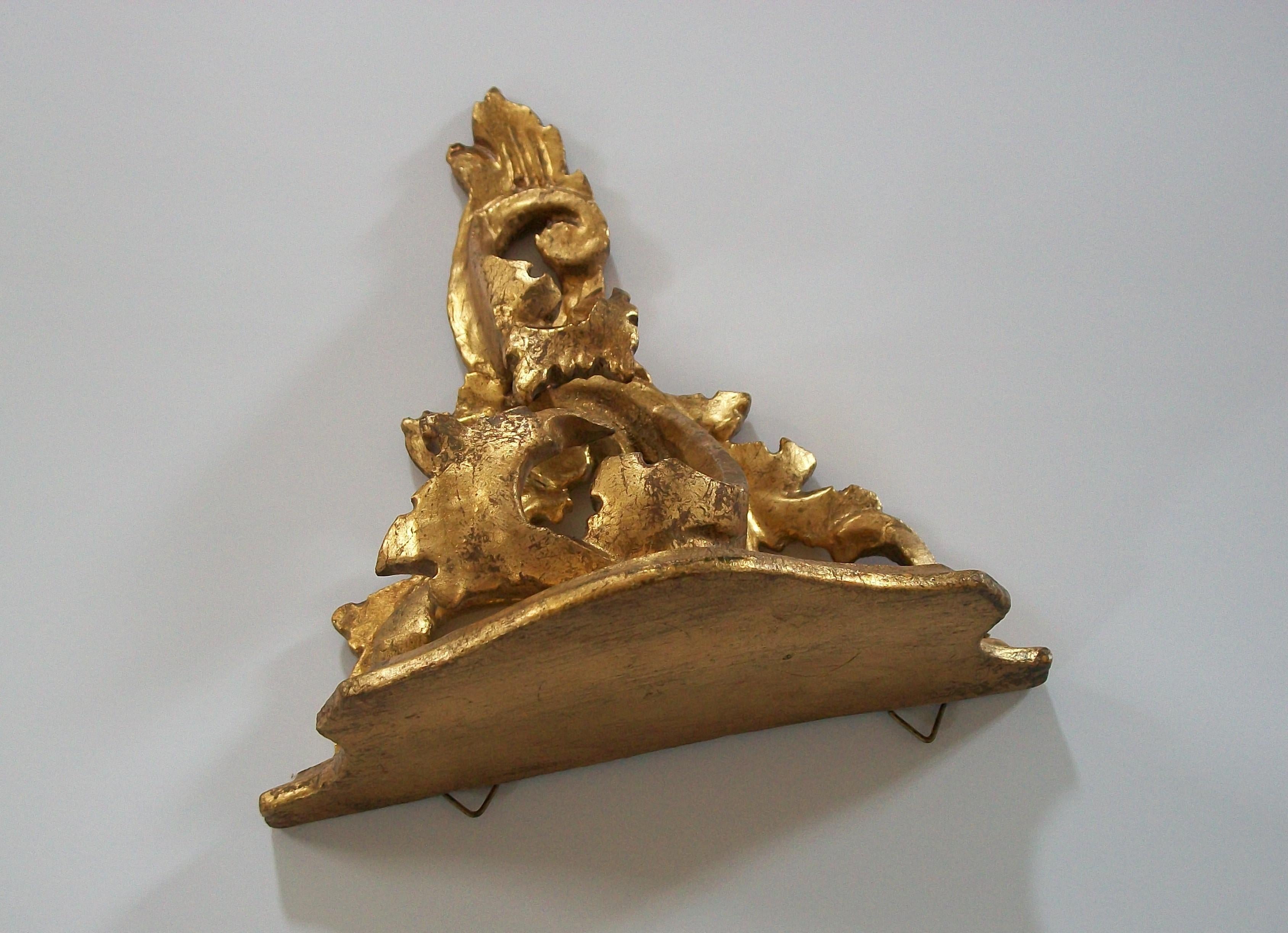 Rokoko-Stil Giltwood Wandhalterung oder Regal - Hand geschnitzt - Italien - Circa 1950's (Handgeschnitzt) im Angebot