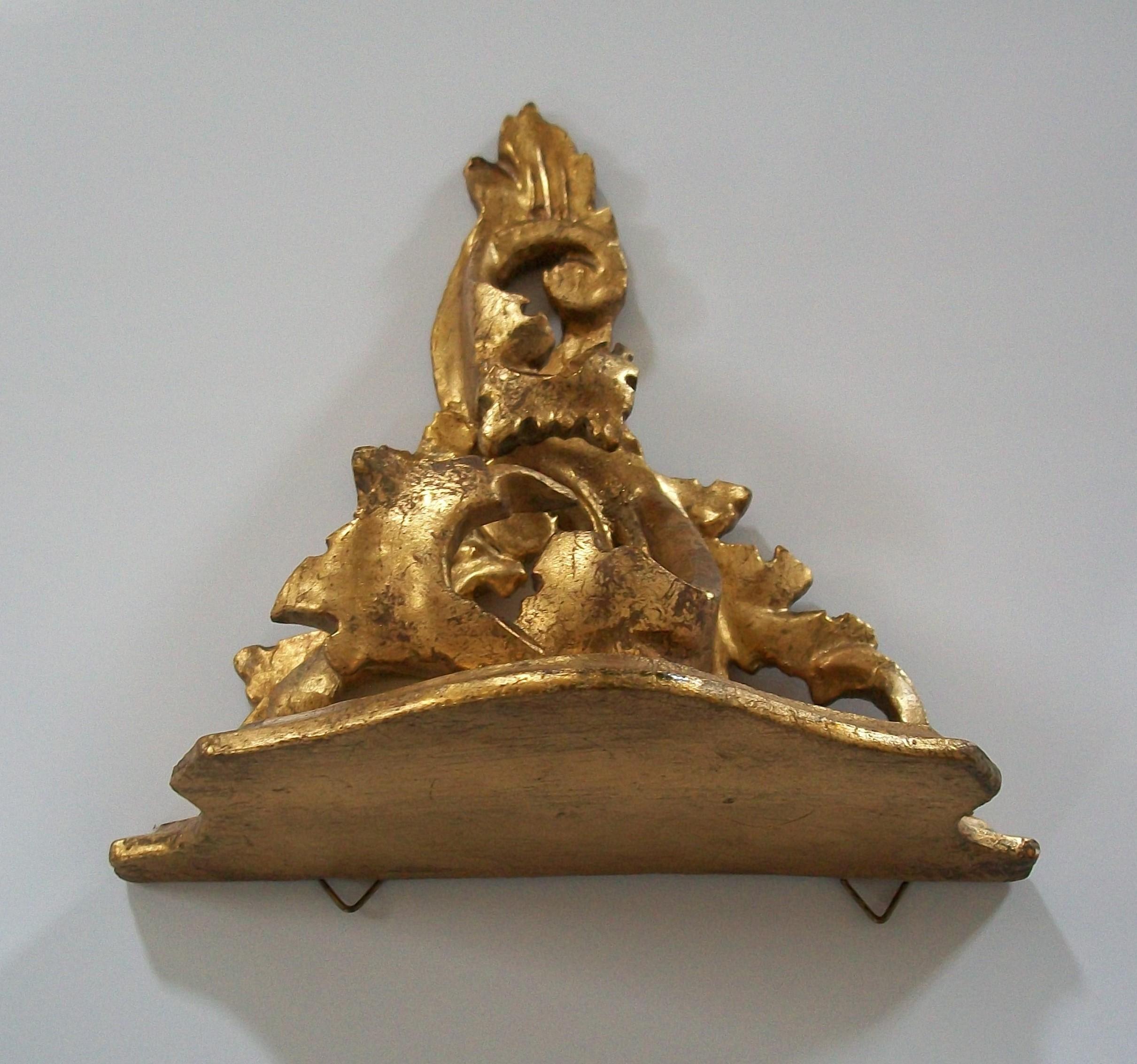 Rokoko-Stil Giltwood Wandhalterung oder Regal - Hand geschnitzt - Italien - Circa 1950's im Zustand „Gut“ im Angebot in Chatham, ON