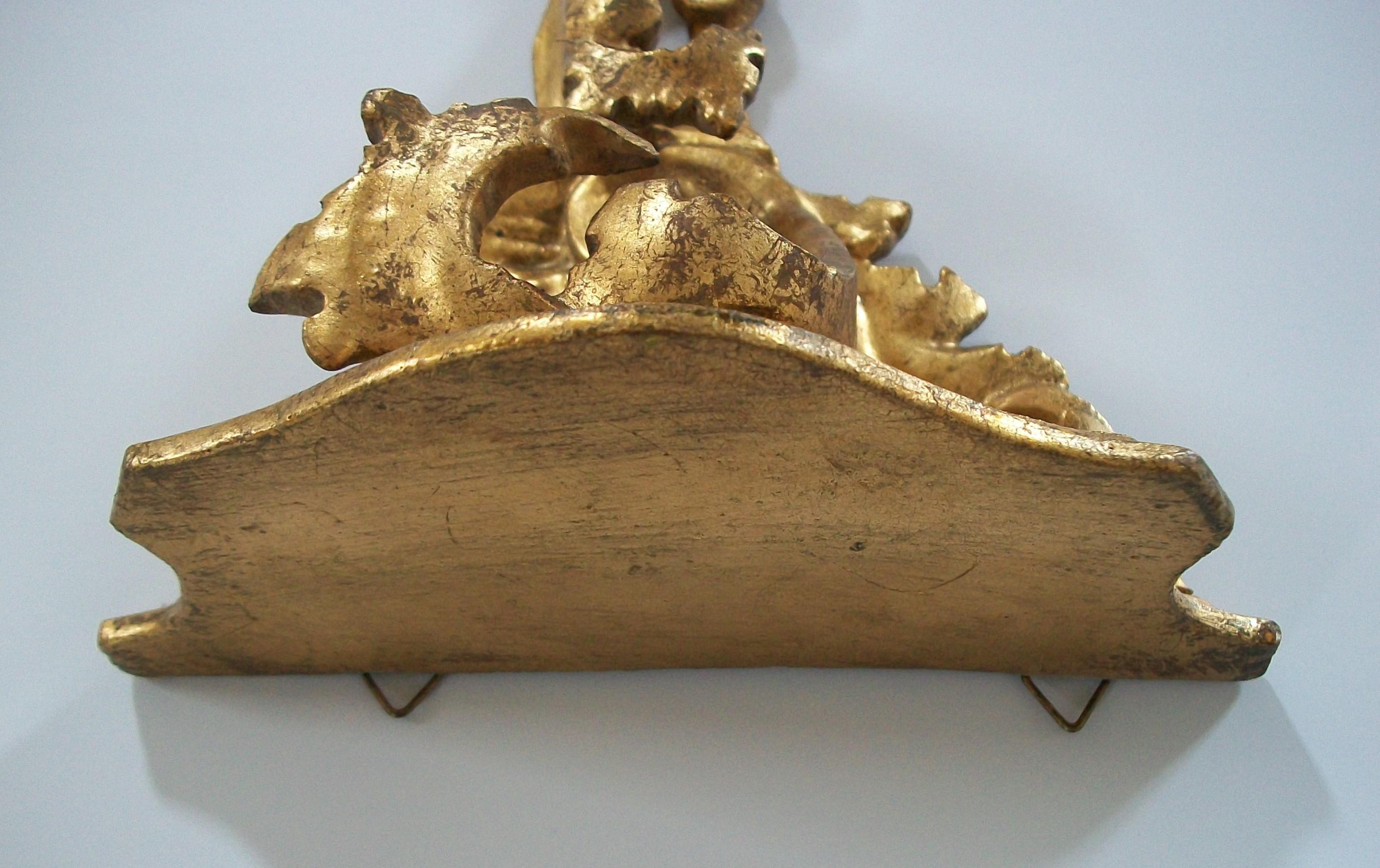 Rokoko-Stil Giltwood Wandhalterung oder Regal - Hand geschnitzt - Italien - Circa 1950's (20. Jahrhundert) im Angebot