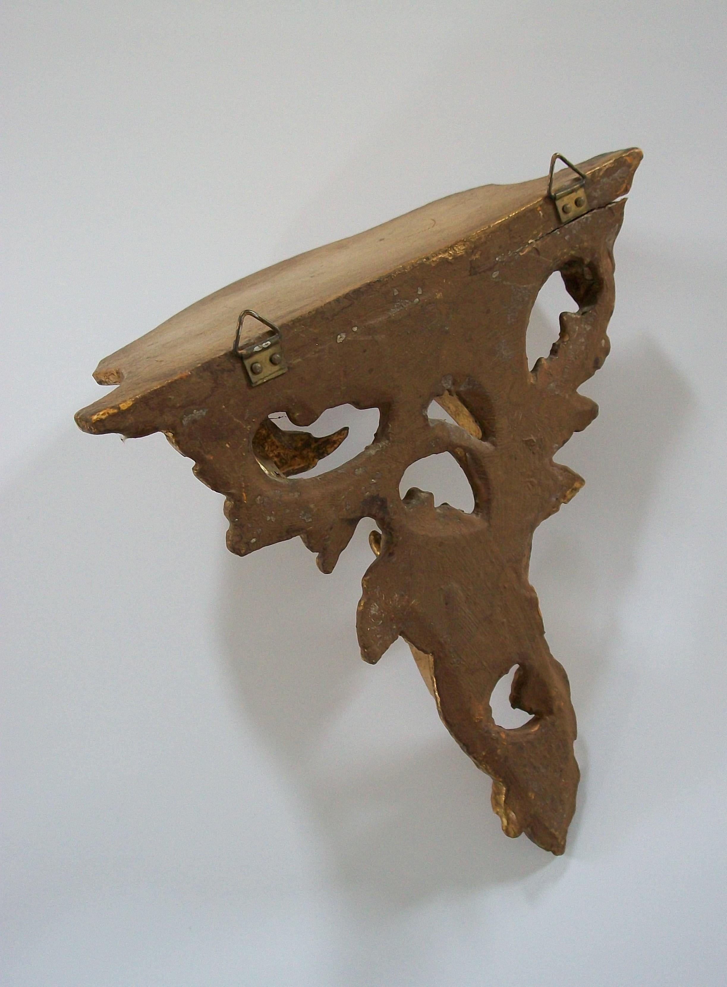 Rokoko-Stil Giltwood Wandhalterung oder Regal - Hand geschnitzt - Italien - Circa 1950's (Vergoldetes Holz) im Angebot