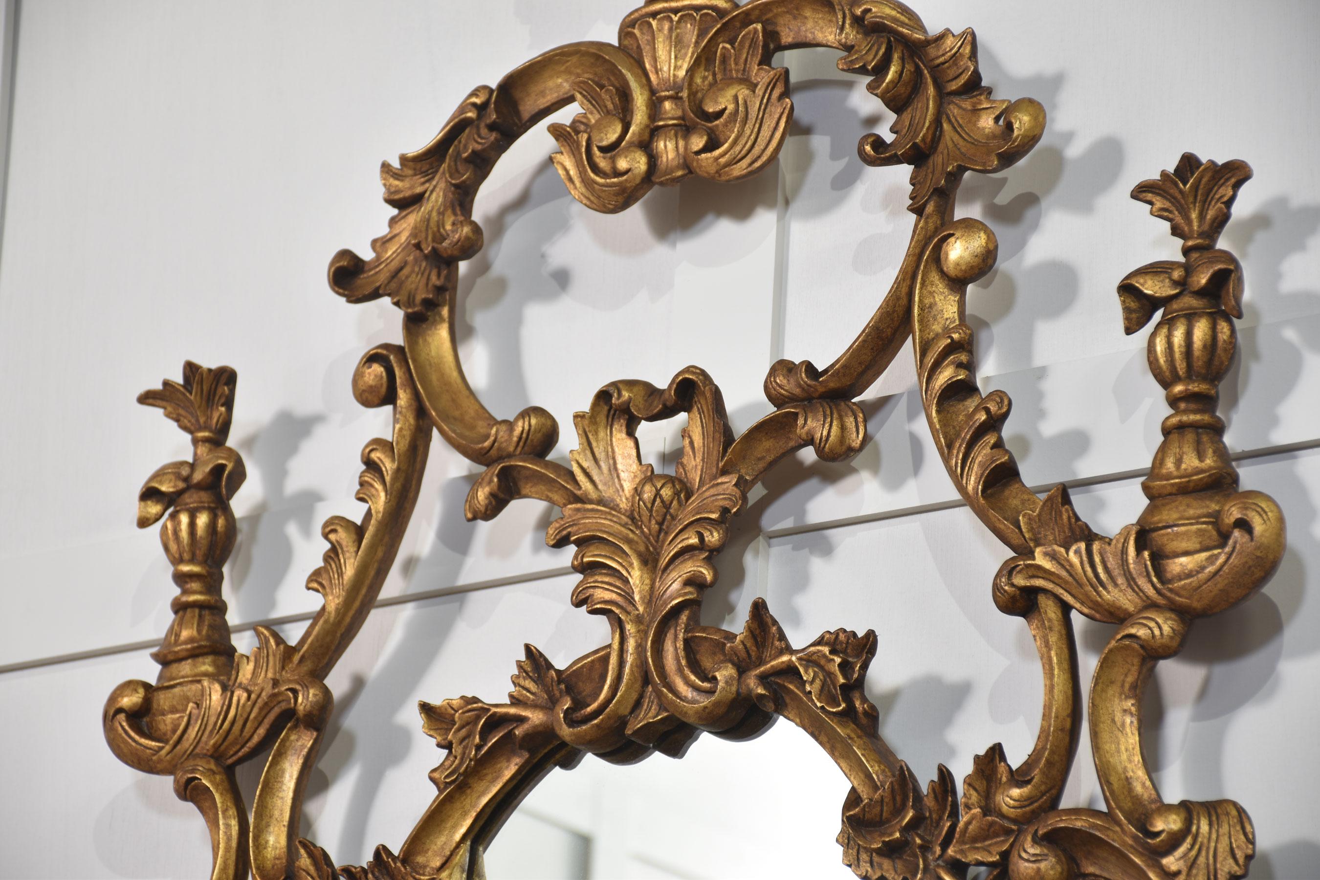 Espejo de pared de madera dorada de estilo rococó en venta 4