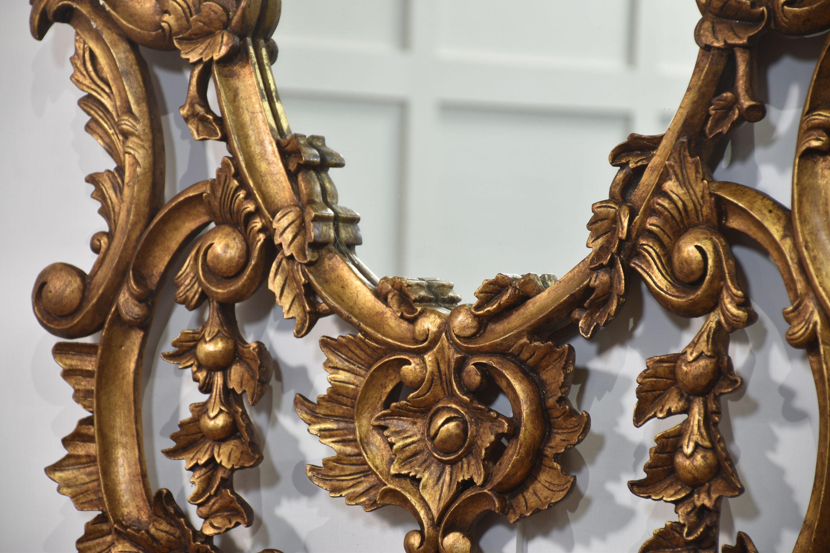 Espejo de pared de madera dorada de estilo rococó en venta 5