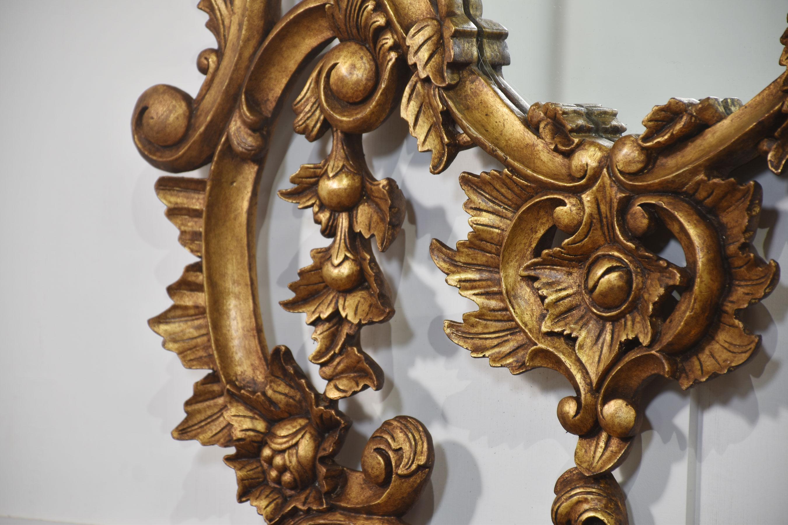 Espejo de pared de madera dorada de estilo rococó en venta 6
