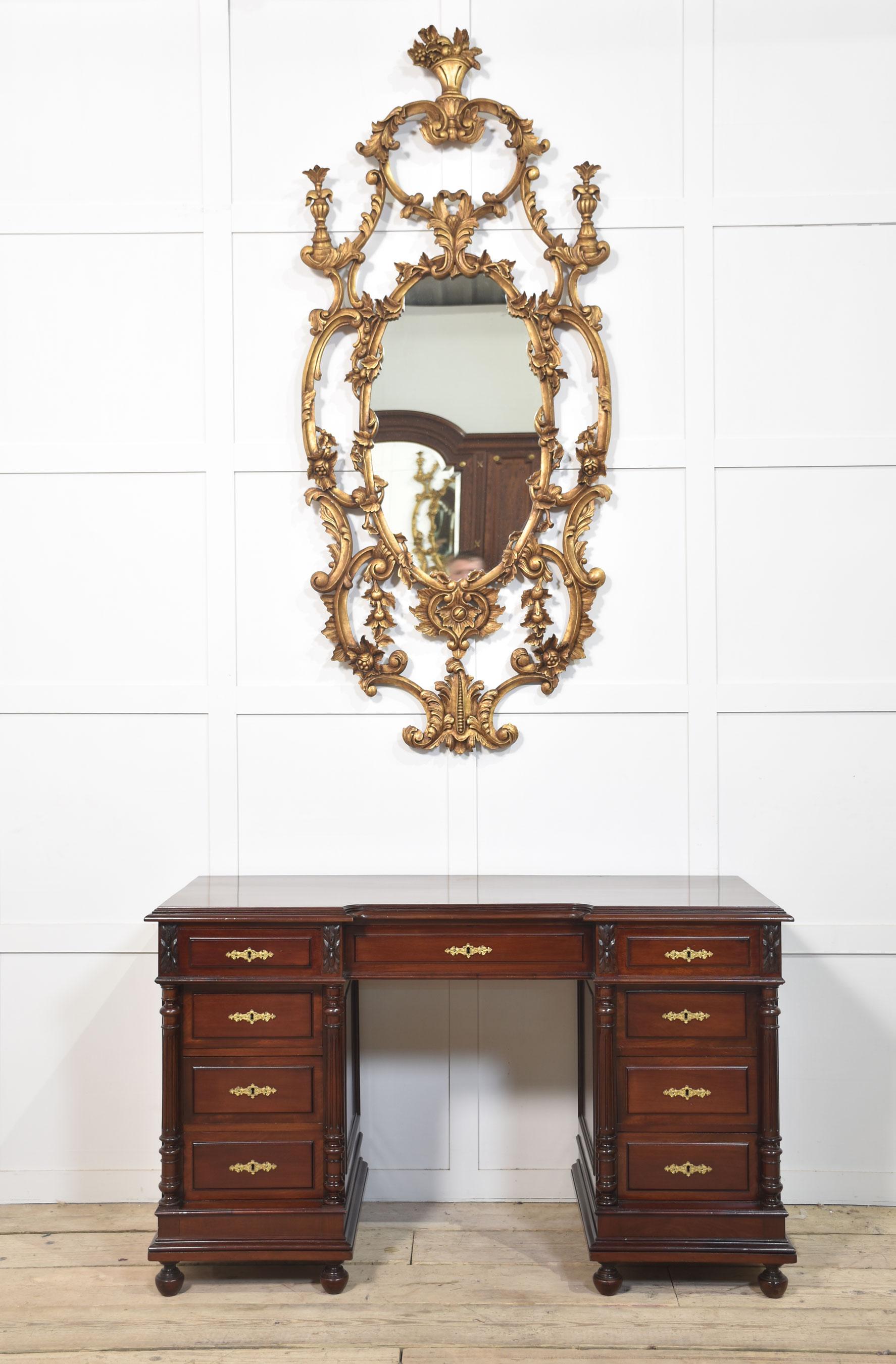 Espejo de pared de madera dorada de estilo rococó, con marco de roleos perforados modelados con hojas, frutas y urnas. Rodeando la placa de espejo ovalada original.
Dimensiones
Altura 71 Pulgadas
Anchura 30,5 Pulgadas
Profundidad 2 Pulgadas