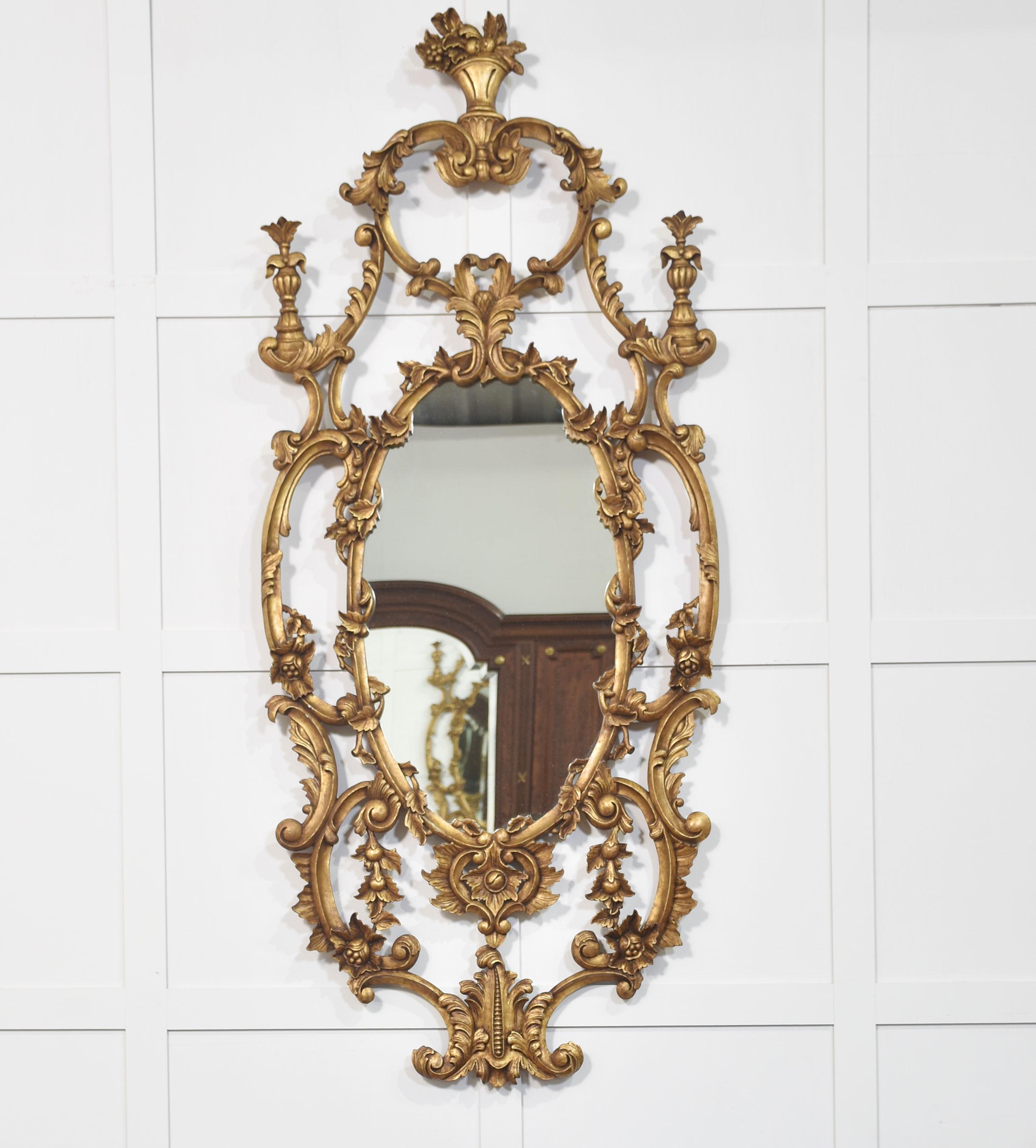Espejo de pared de madera dorada de estilo rococó Británico en venta