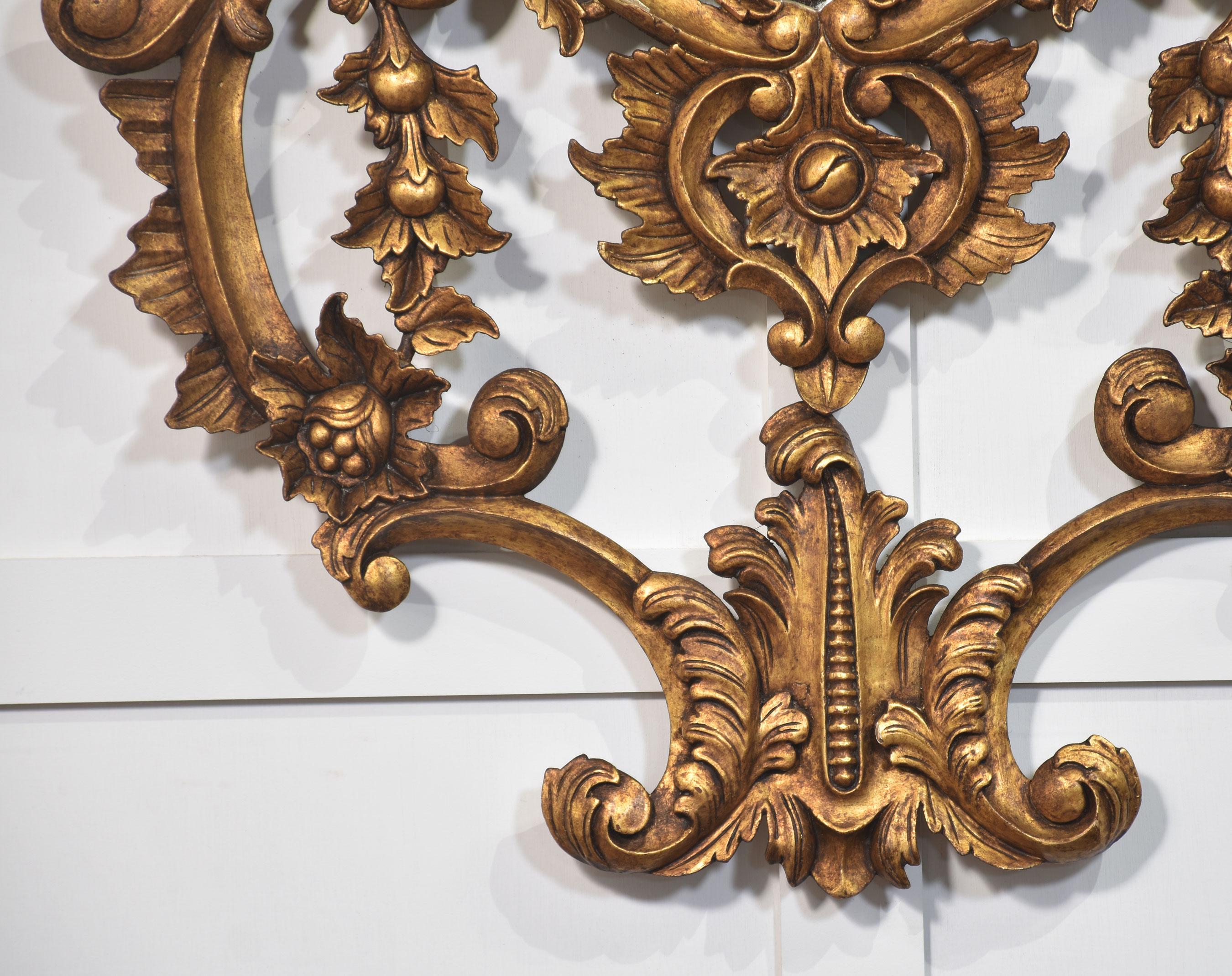Espejo de pared de madera dorada de estilo rococó Madera dorada en venta