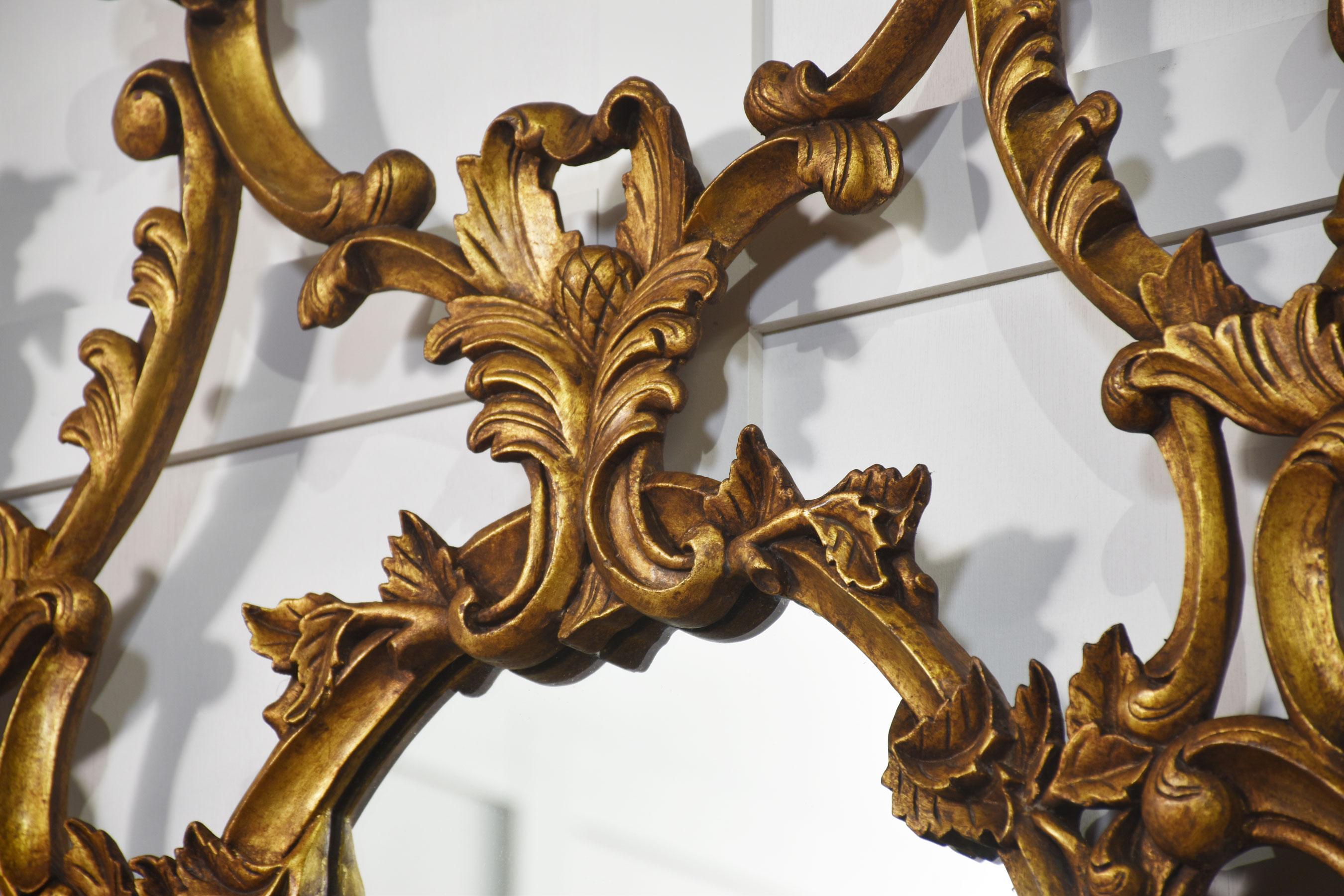Espejo de pared de madera dorada de estilo rococó en venta 1