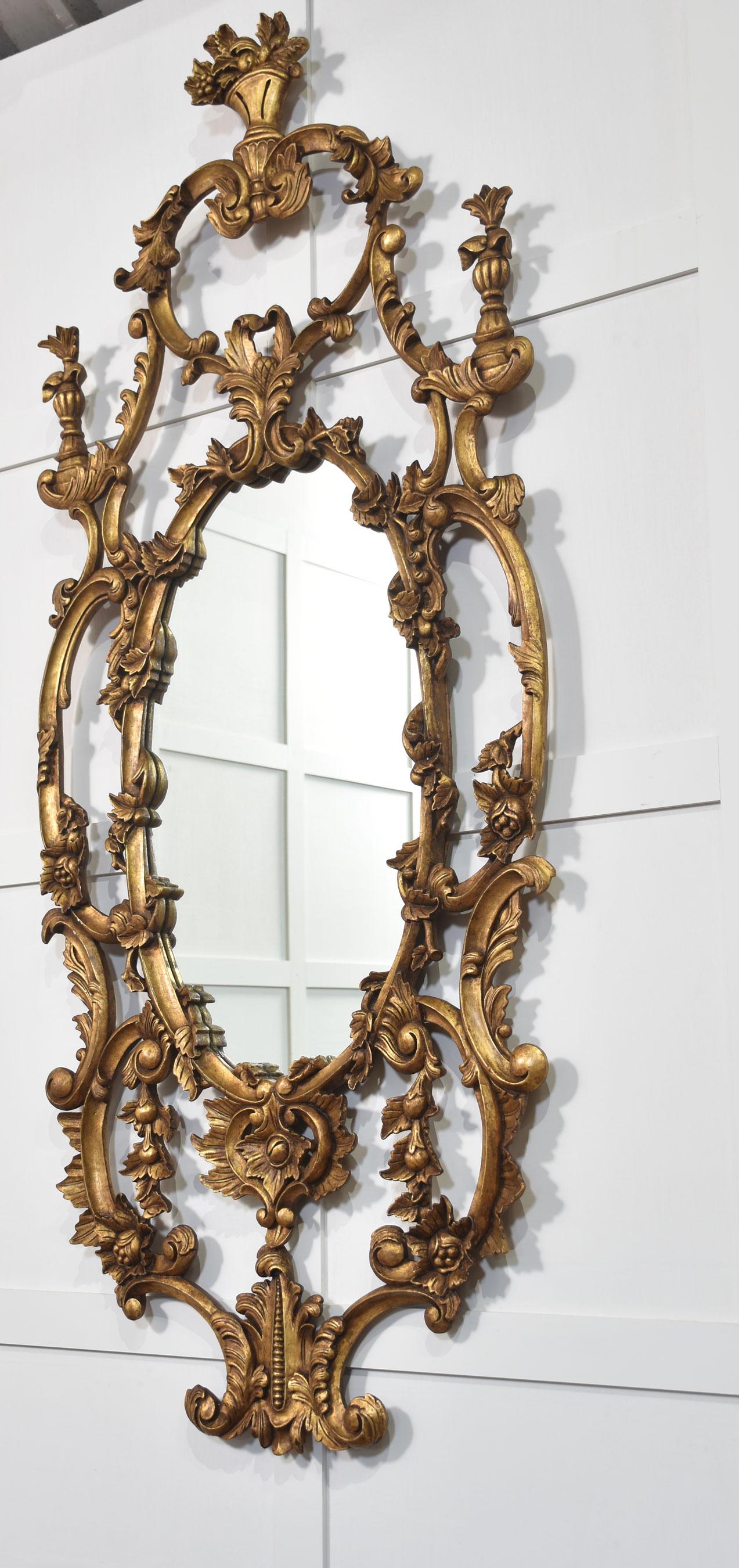 Espejo de pared de madera dorada de estilo rococó en venta 2