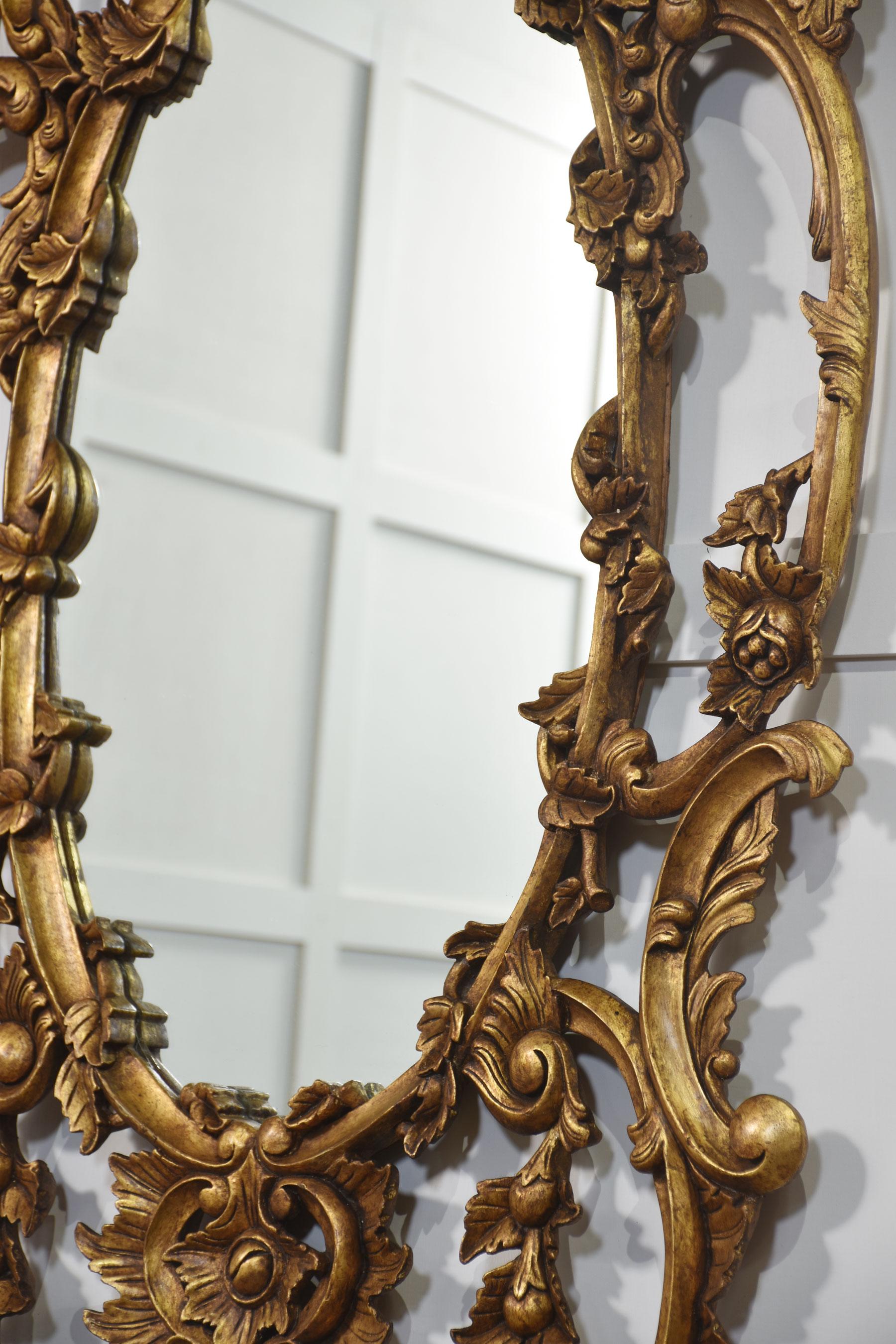 Espejo de pared de madera dorada de estilo rococó en venta 3