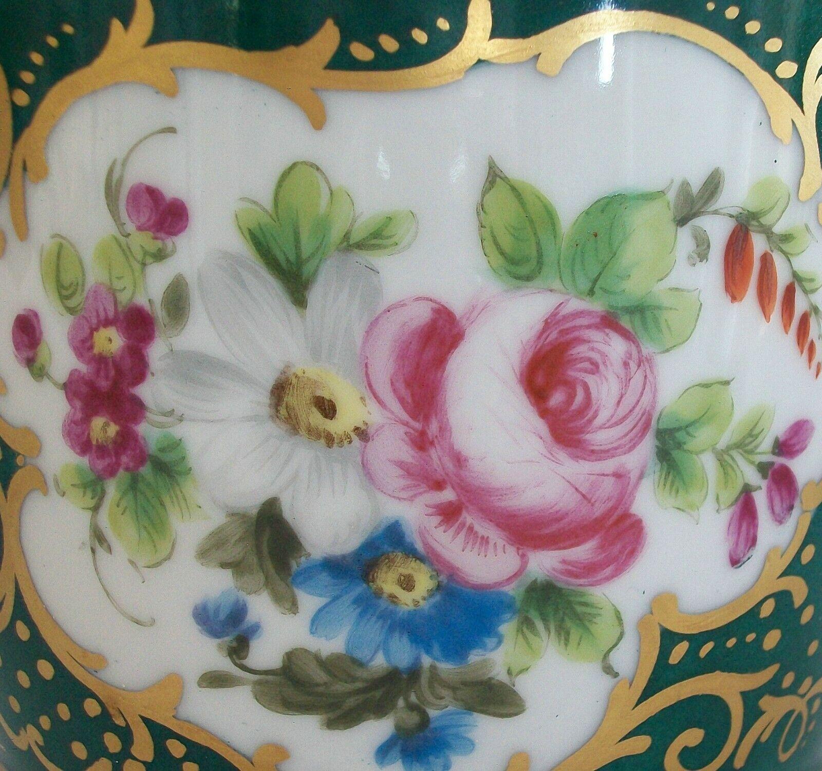 Handbemalte Keramikvase im Rokoko-Stil mit vergoldeter Verzierung, E.U., 20. Jahrhundert im Angebot 4