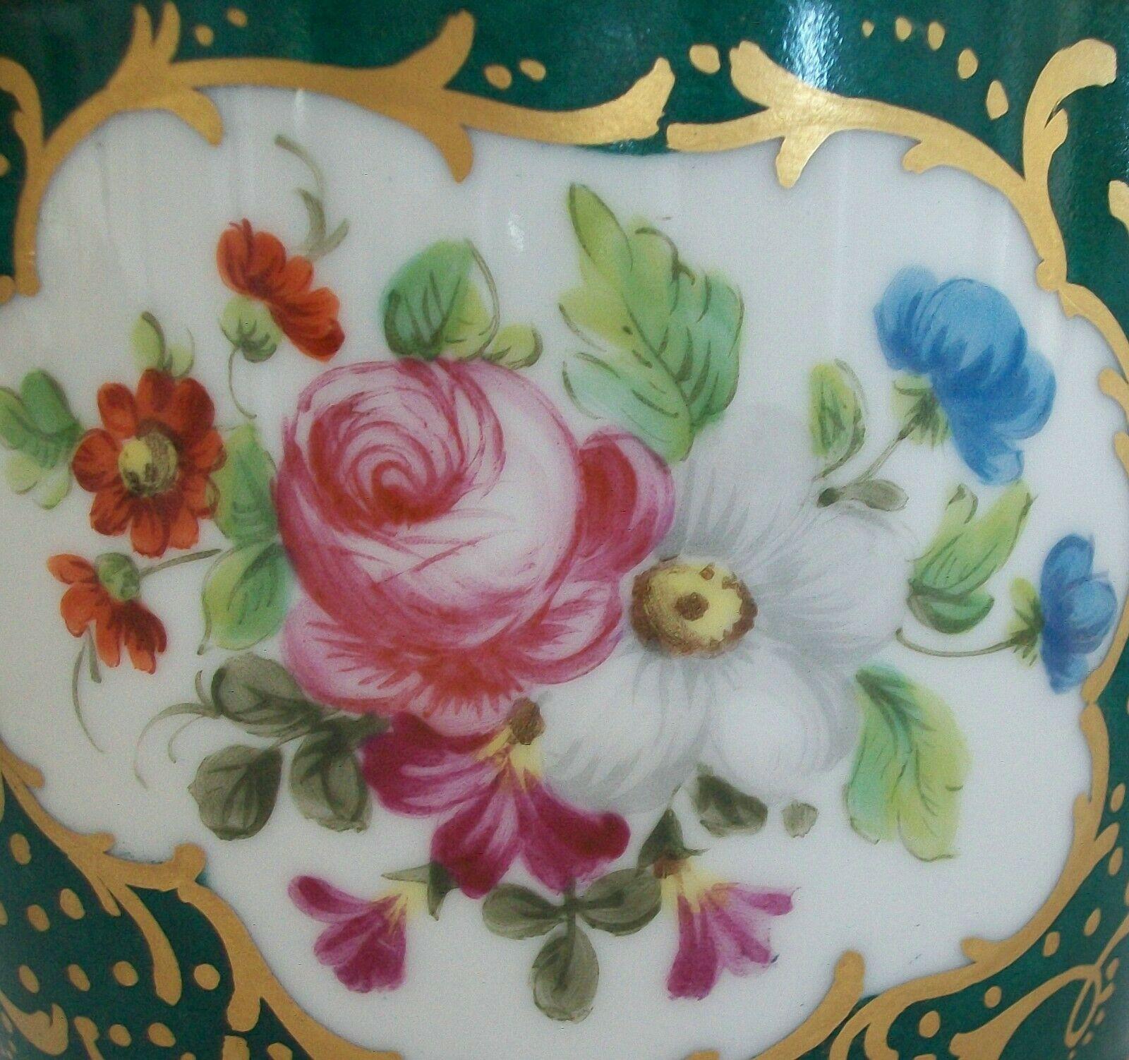 Handbemalte Keramikvase im Rokoko-Stil mit vergoldeter Verzierung, E.U., 20. Jahrhundert im Angebot 5