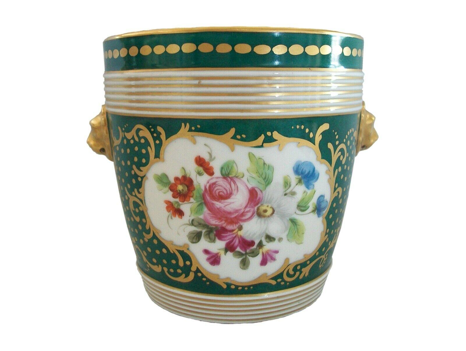 Rococo Style Hand Painted Ceramic Cachepot with Gilt Decoration, E.U., 20th C. For Sale 5