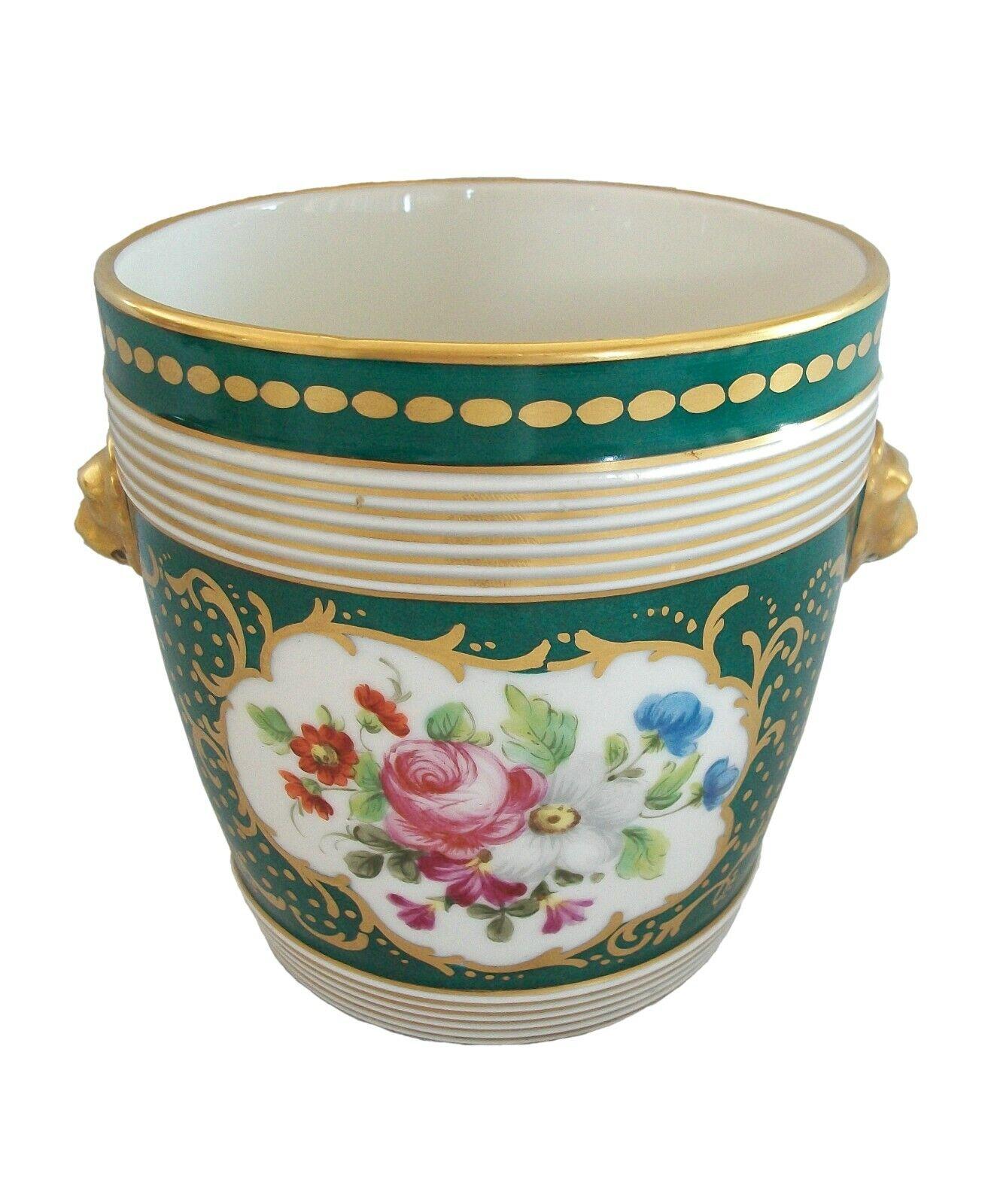 Rococo Style Hand Painted Ceramic Cachepot with Gilt Decoration, E.U., 20th C. For Sale 6