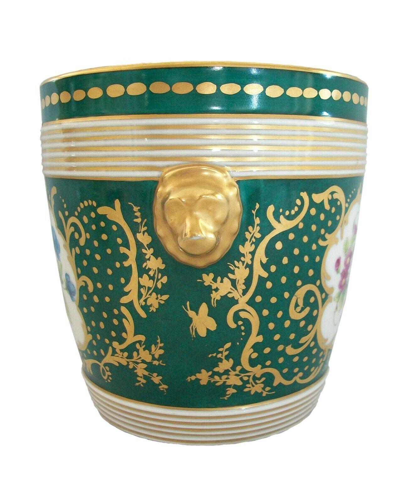 European Rococo Style Hand Painted Ceramic Cachepot with Gilt Decoration, E.U., 20th C. For Sale