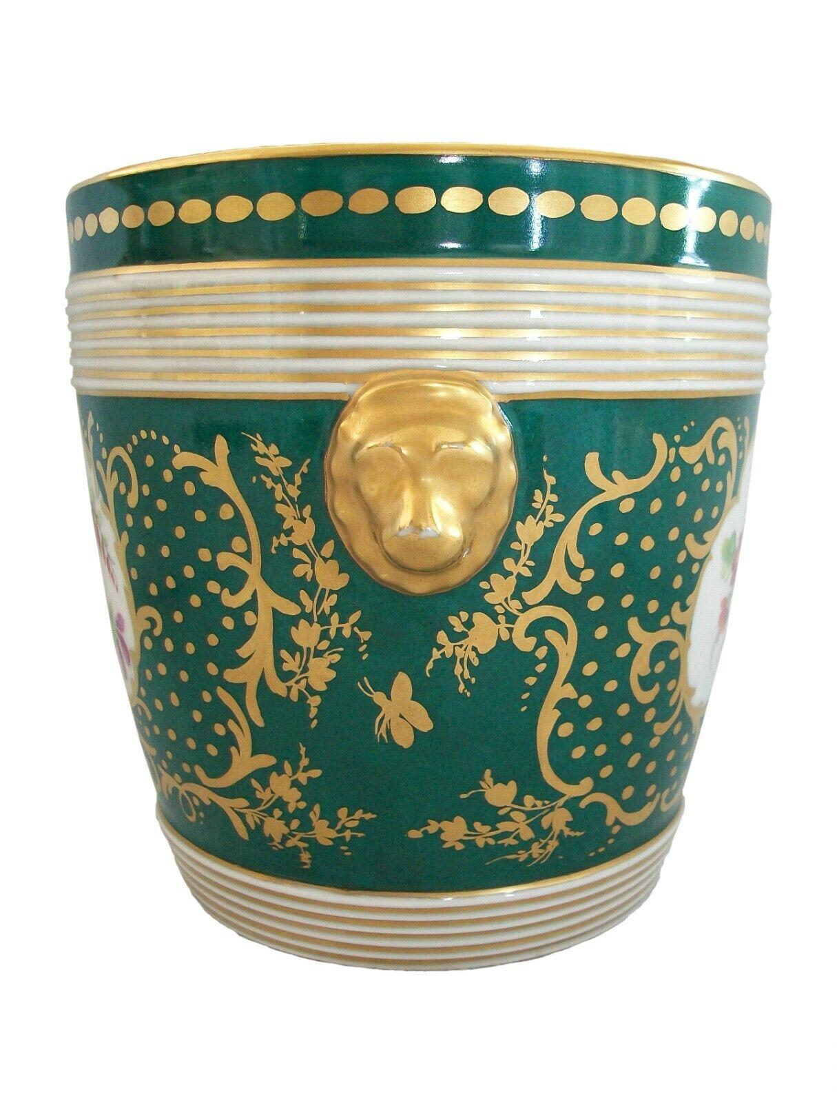 Vernissé Cache-pot en céramique de style rococo peint à la main avec décoration dorée, E.U., 20e siècle en vente