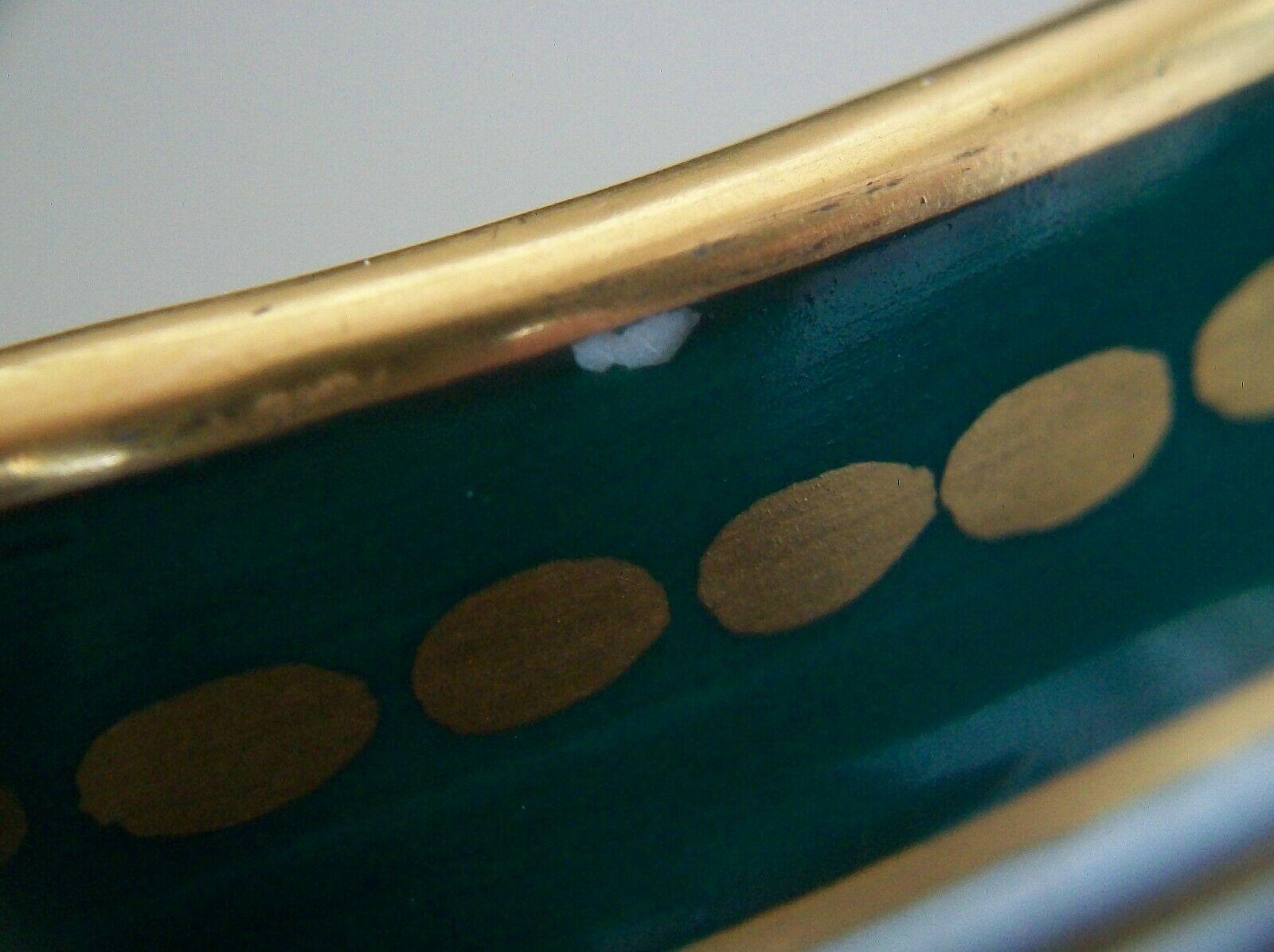 Cache-pot en céramique de style rococo peint à la main avec décoration dorée, E.U., 20e siècle Bon état - En vente à Chatham, ON