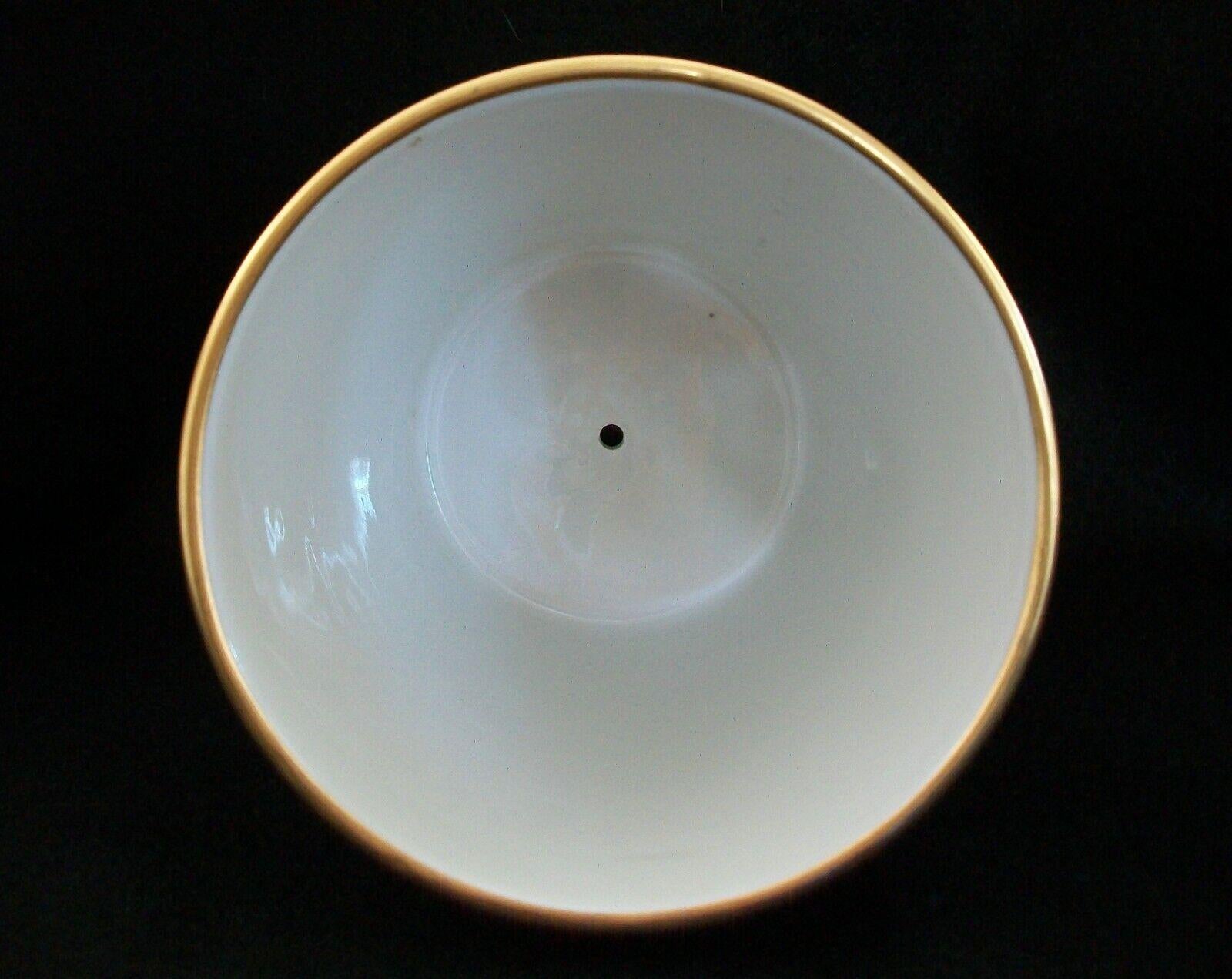 Handbemalte Keramikvase im Rokoko-Stil mit vergoldeter Verzierung, E.U., 20. Jahrhundert im Angebot 1