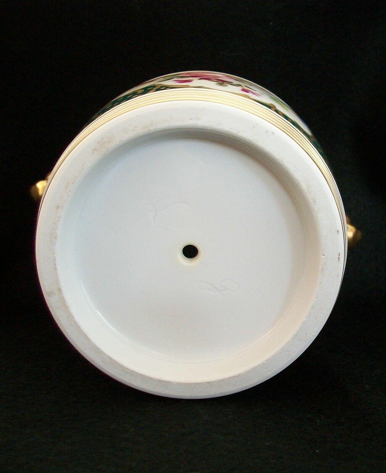 Porcelaine Cache-pot en céramique de style rococo peint à la main avec décoration dorée, E.U., 20e siècle en vente