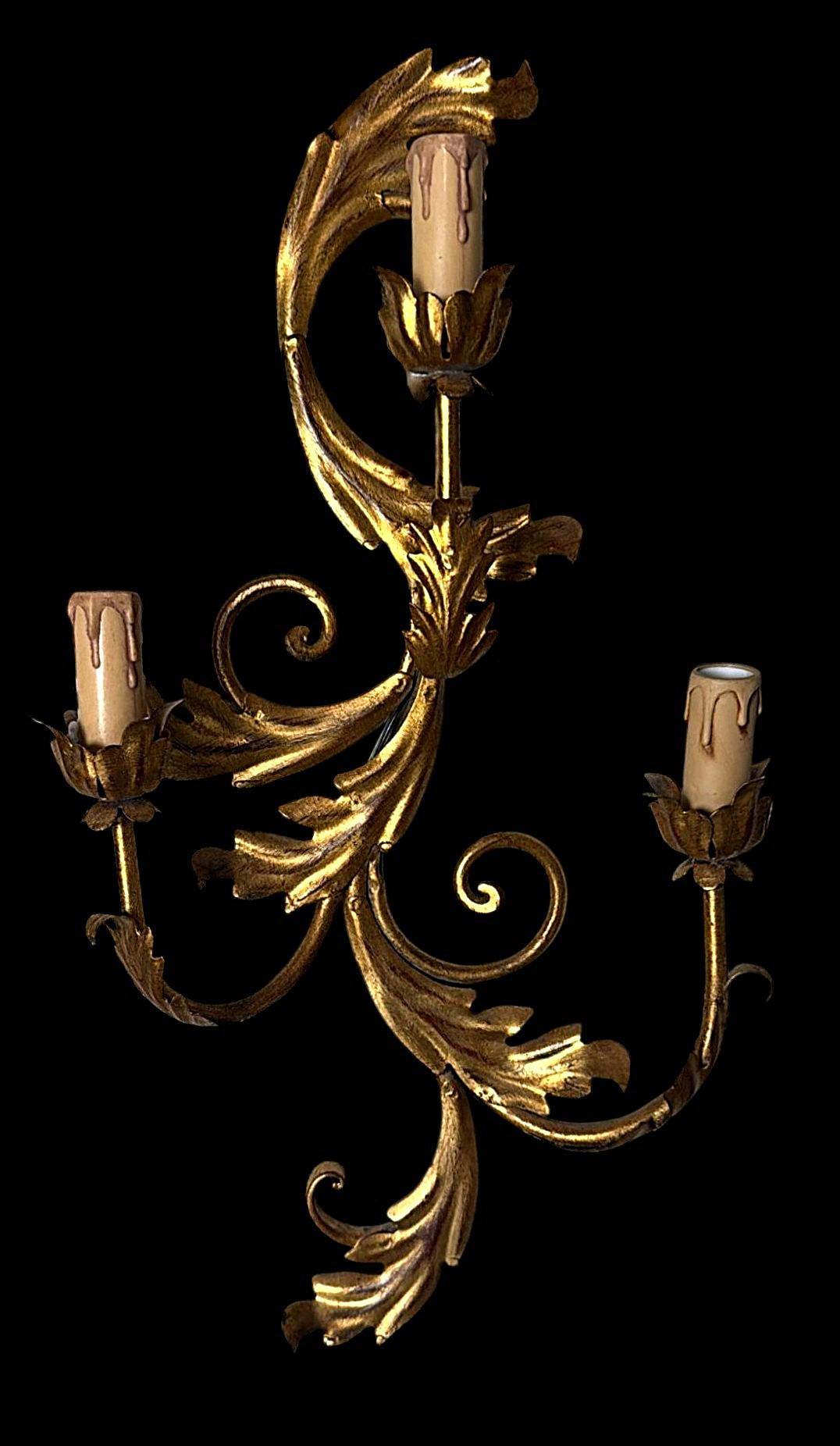 Rococò Applique da parete italiana in stile rococò con lastra e fusione in ottone dorato in vendita