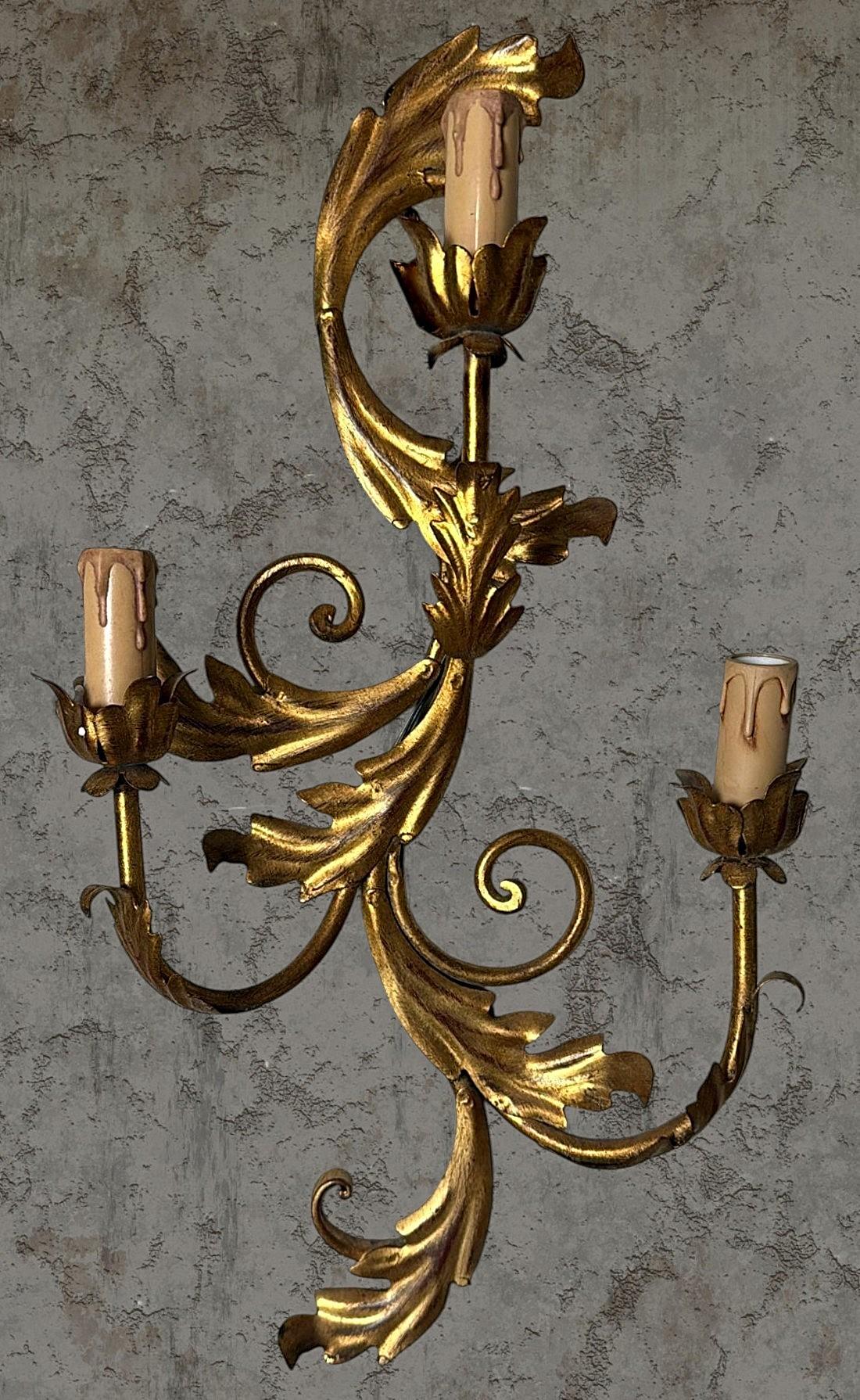 Italiano Applique da parete italiana in stile rococò con lastra e fusione in ottone dorato in vendita