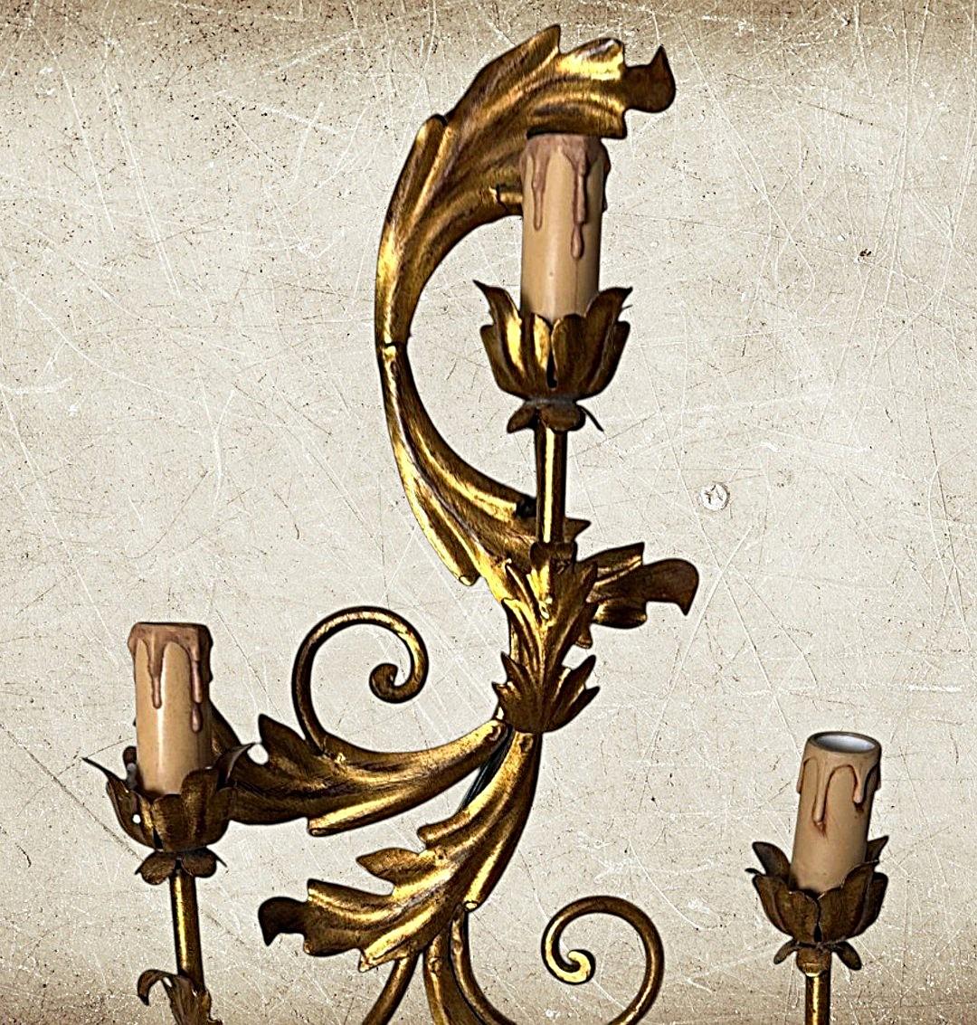 XX secolo Applique da parete italiana in stile rococò con lastra e fusione in ottone dorato in vendita
