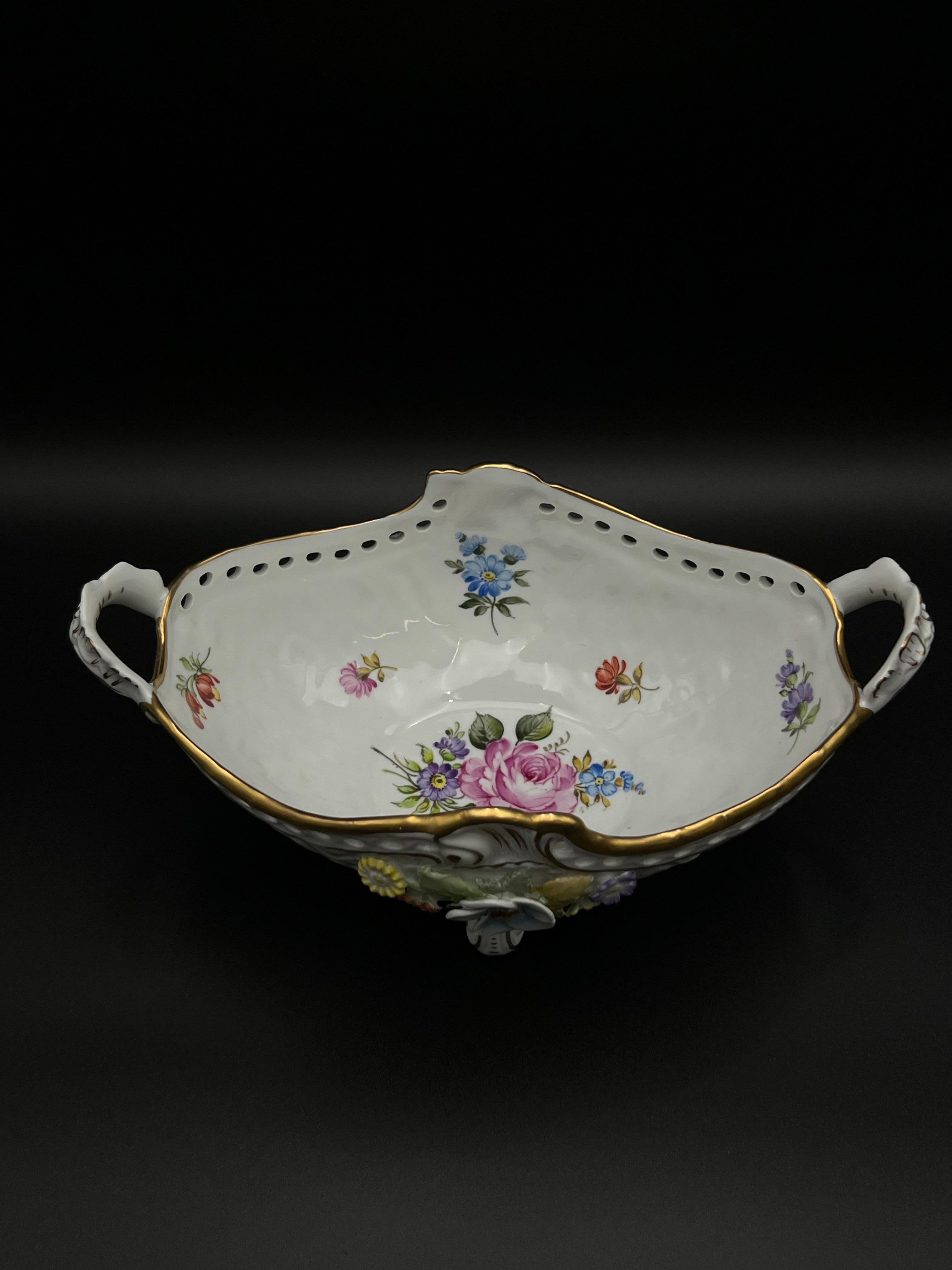 Jardinière en porcelaine allemande de haute qualité, de style rococo, richement décorée, avec motif floral peint à la main, de PMP 1817 RDA Allemagne. 

Porcelaine peinte à la main, signée par l'artiste. Bordure dorée. 