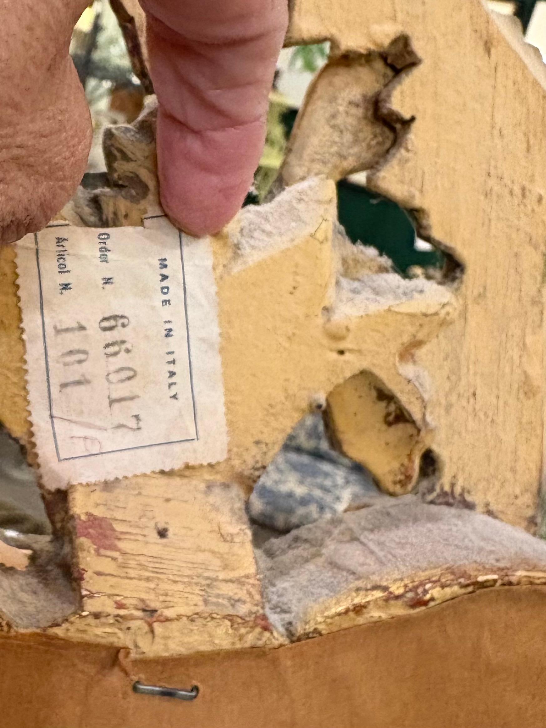 Specchio in legno dorato Glam di grandi dimensioni in stile rococò in vendita 1