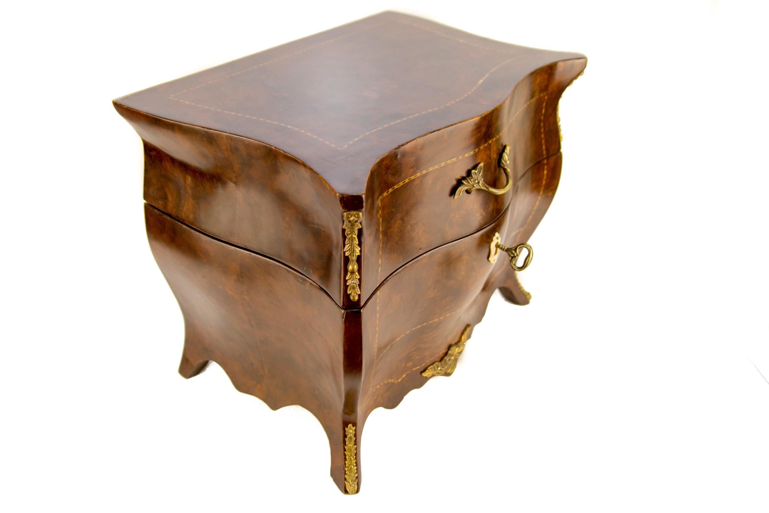 Elegant Liquor Cabinet or Tantalus / Cave à liqueur circa the 1920s, made of precious wood veneers and marquetry, bronze decors.
Set contains a removable wooden insert with bronze lift handle; 4 decanters with stoppers, 16 liqueur