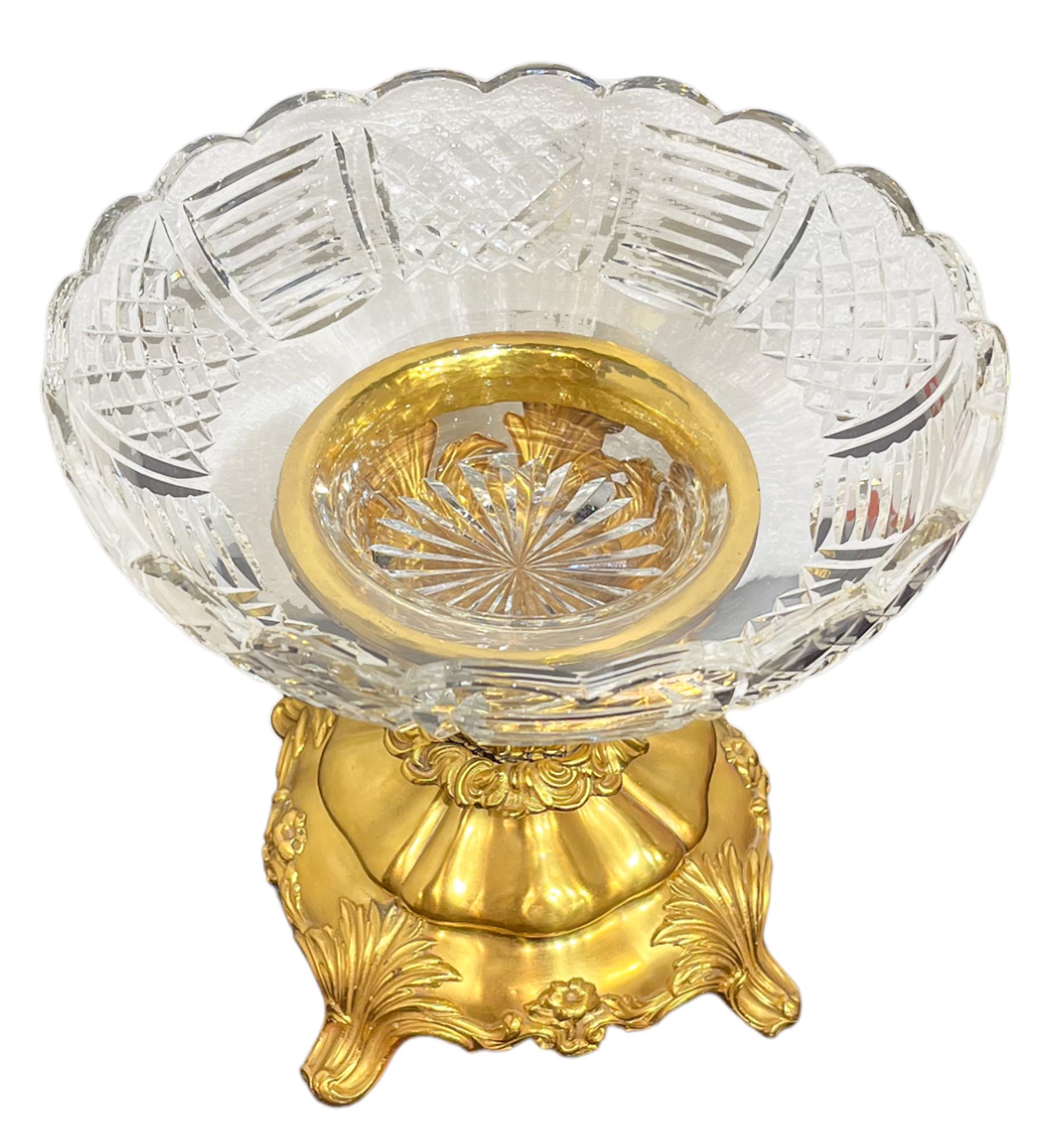 Rococo Bol à pieds en verre moulé et métal doré de style rococo en vente