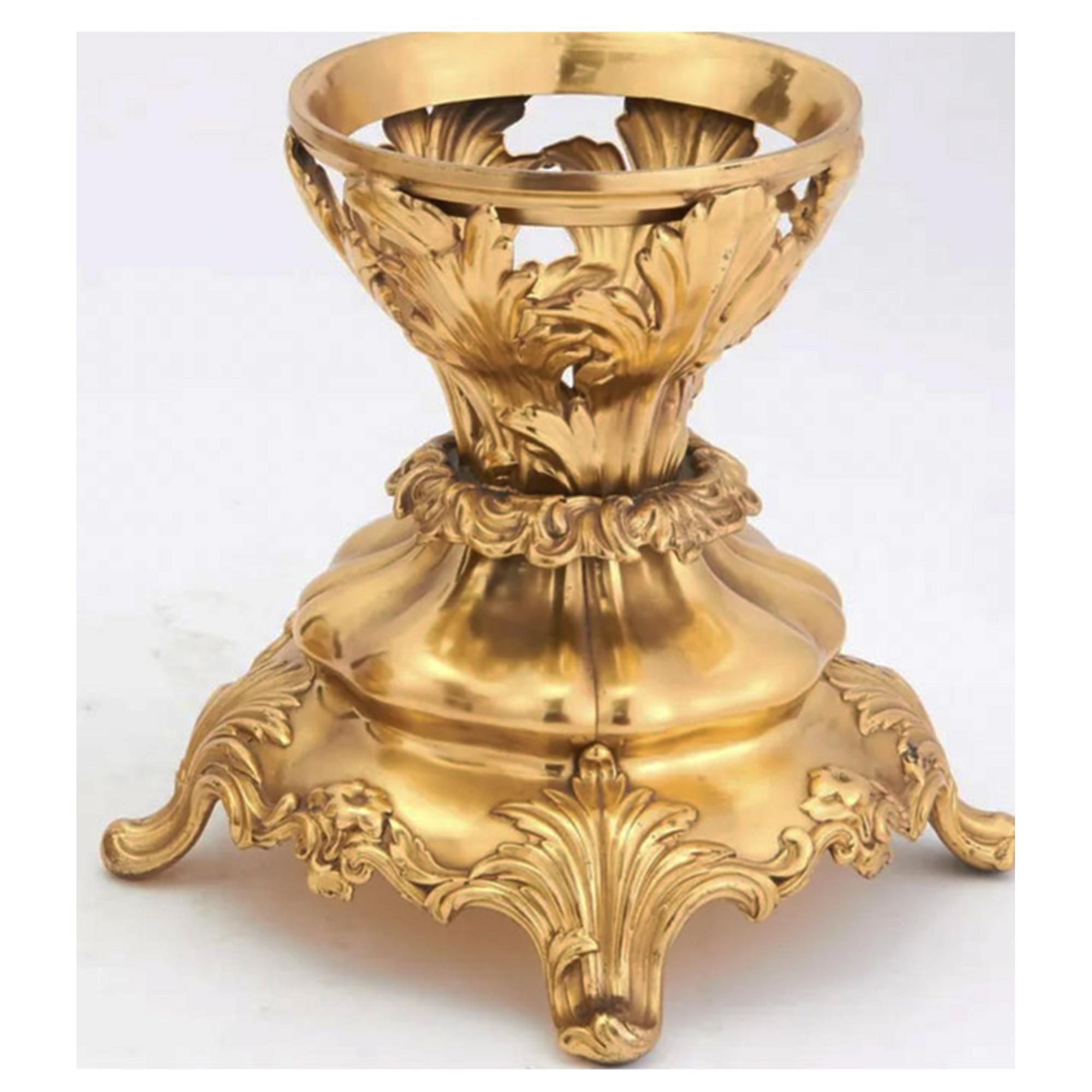 Français Bol à pieds en verre moulé et métal doré de style rococo en vente