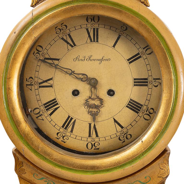 Mora-Uhr im Rokoko-Längsgehäuse von Anders Swensson aus dem Jahr 1777 mit originalen dekorativen Farbdetails. Geschnitzte Details an der Krone. Funktionierendes Standuhrwerk mit Pendel und 2 Gewichten und einem Glockenschlag zur vollen