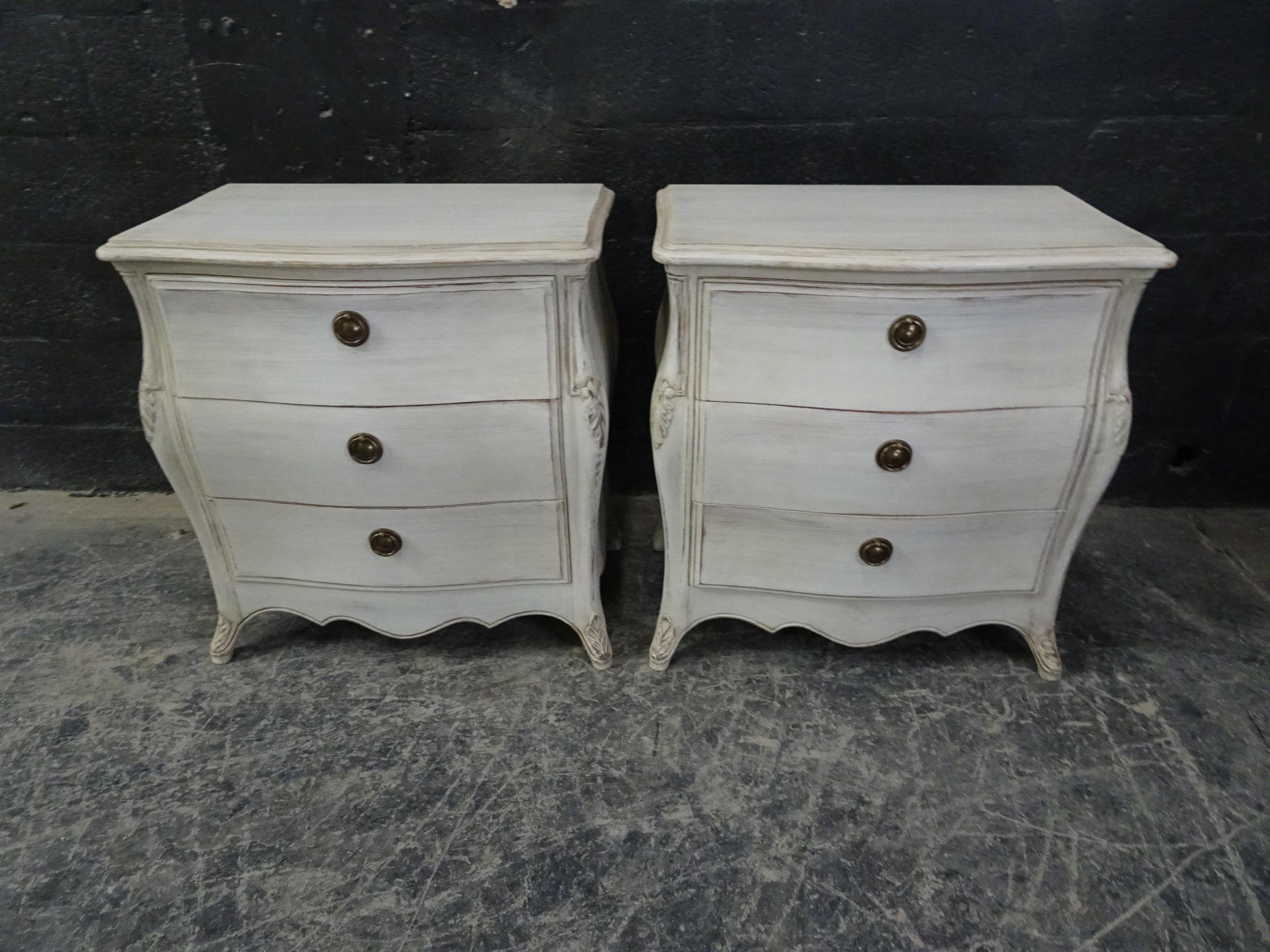 This is a set of 2 Rococo style nightstands, they been restored and repainted with milk paints 