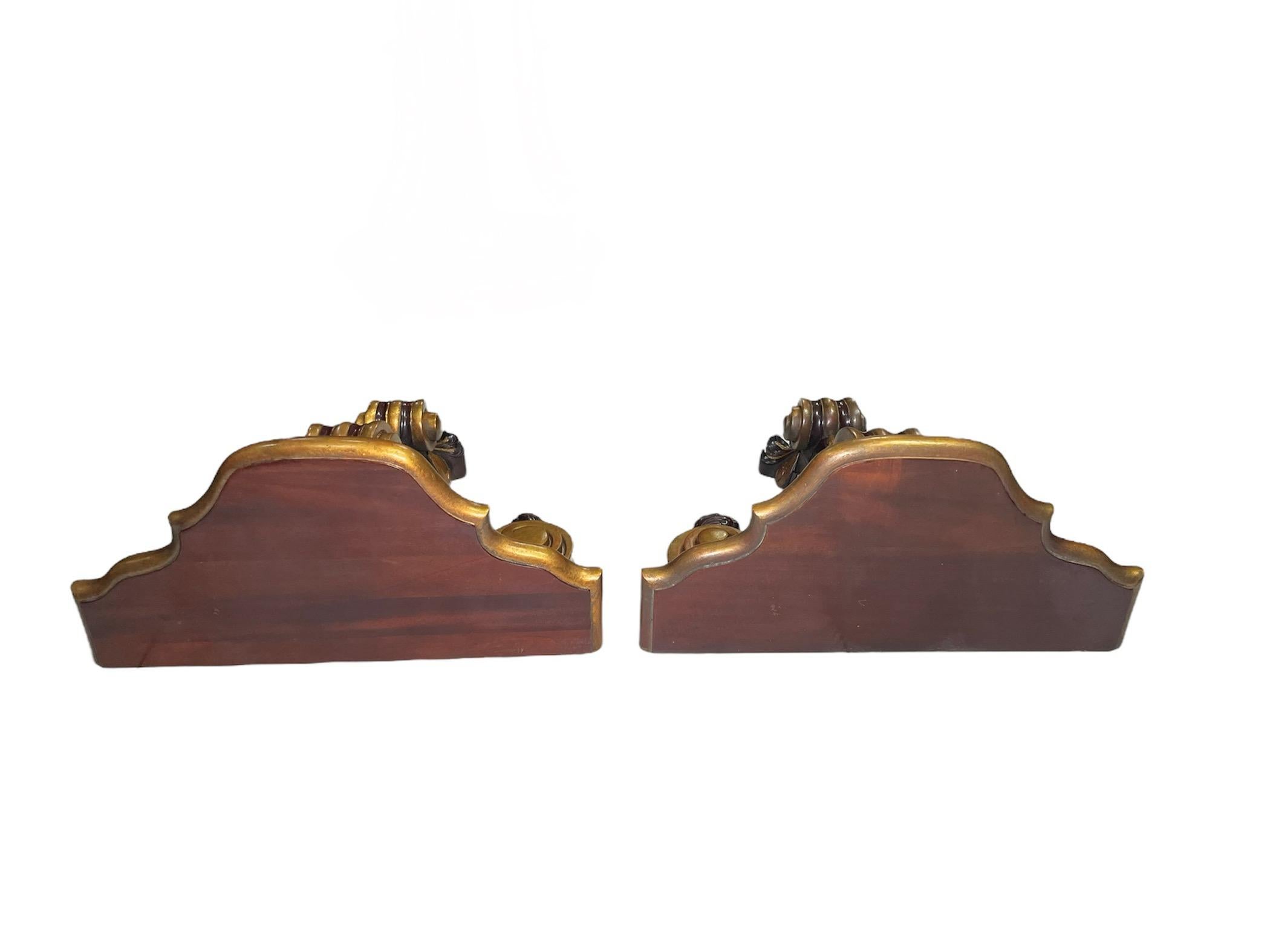 Bois Paire de consoles/étagères en bois foncé doré de style rococo  en vente