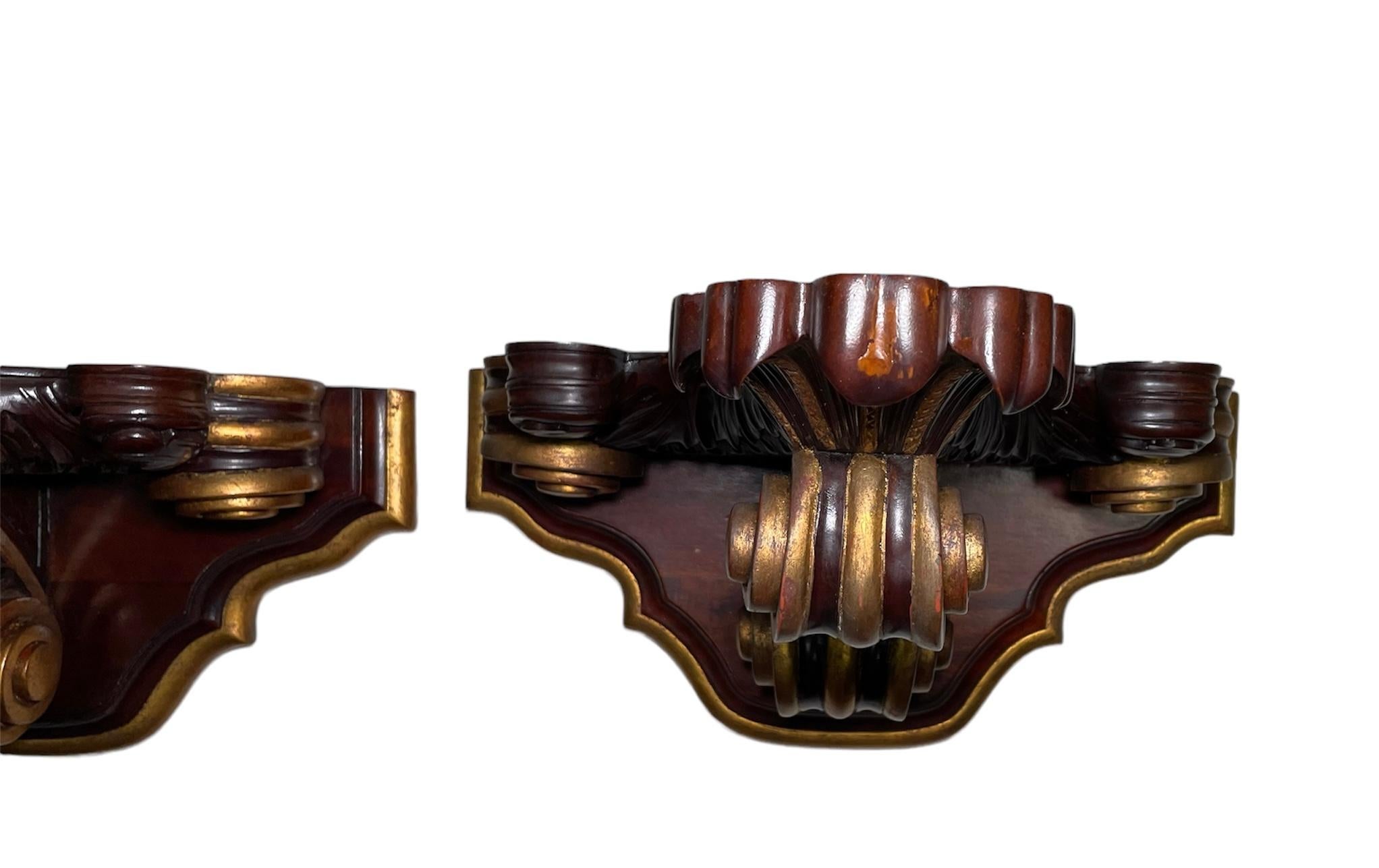 Paire de consoles/étagères en bois foncé doré de style rococo  en vente 1