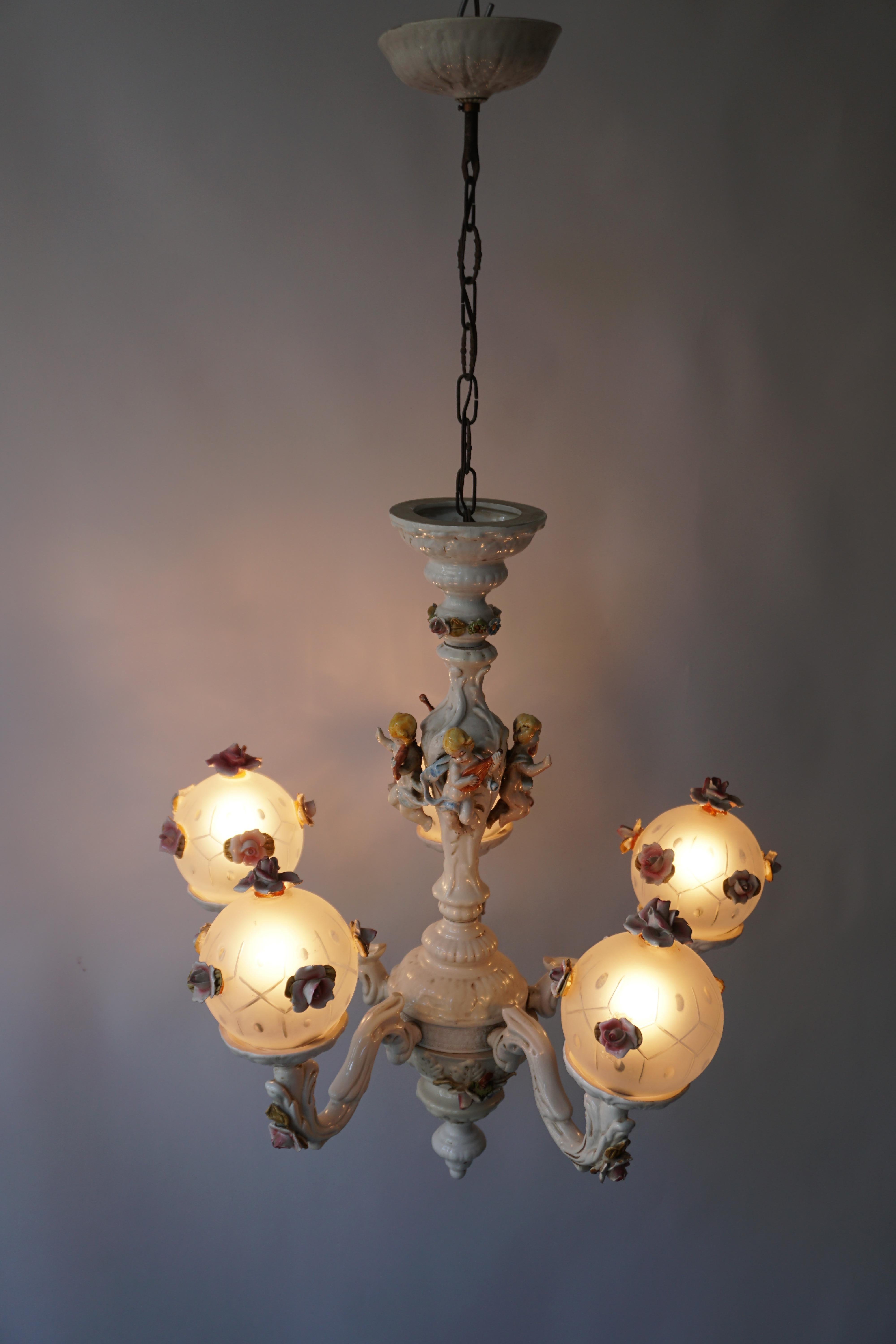 Rococo Style Porcelain Chandelier with Cherubs Playing Instruments In Good Condition For Sale In Antwerp, BE