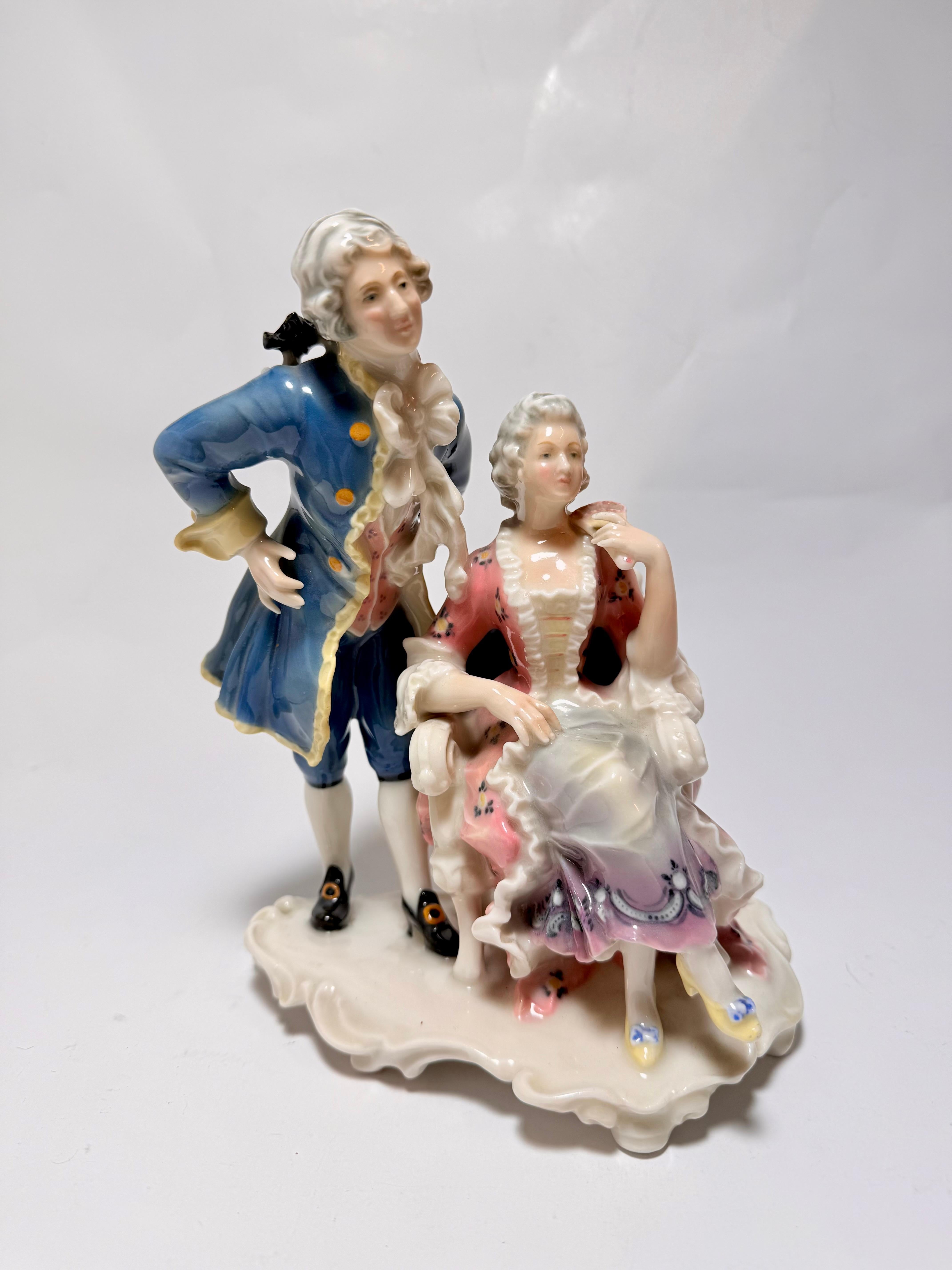Karl Ens Volkstedt, Germania 
Coppia di porcellana in abiti del XVIII secolo, stile rococò. 

Figura in porcellana vintage; dipinta a mano; colori pastello; finitura lucida. Timbro posteriore ENS.

Misura circa 8-1/2