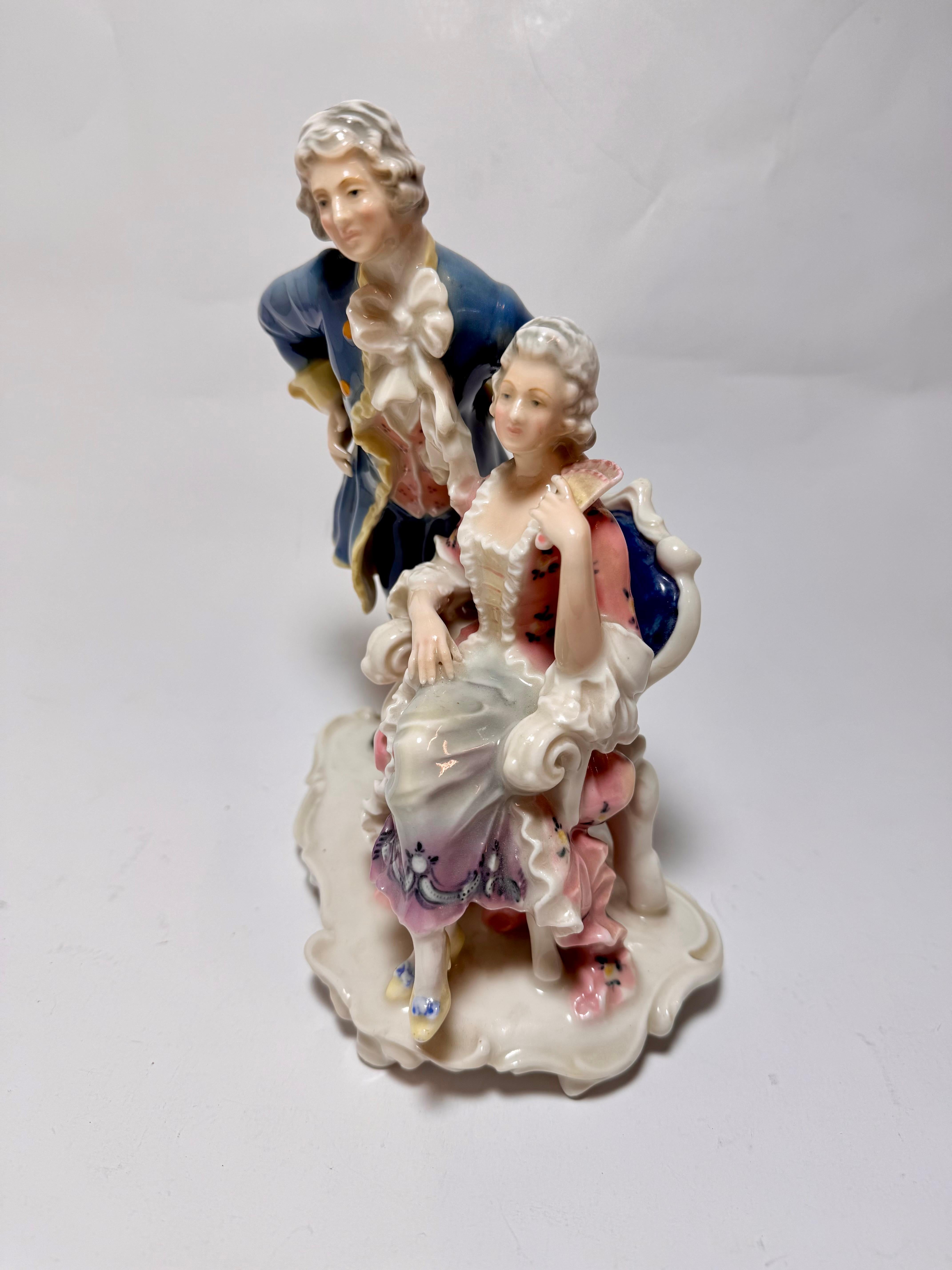 Coppia di porcellane in stile rococò Karl Ens Volkstedt, inizio XX secolo In condizioni buone in vendita a Uppsala , SE